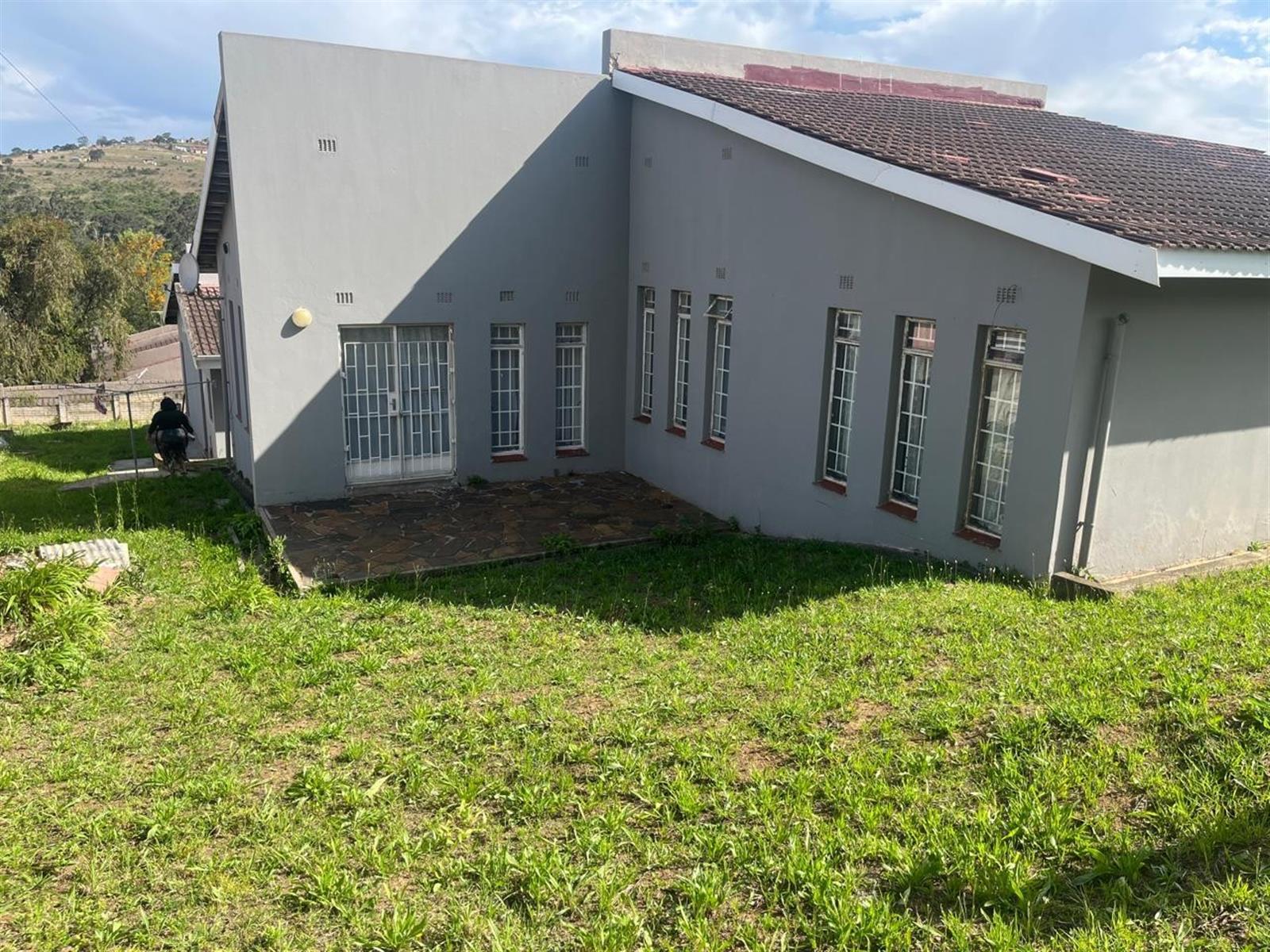 Spacious home with separate outside building on 1 160 sqm
