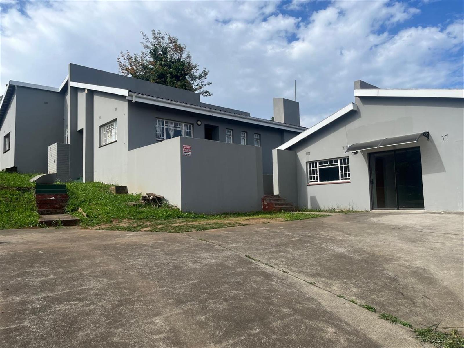 Spacious home with separate outside building on 1 160 sqm