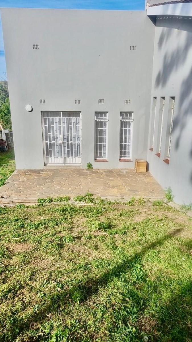 Spacious home with separate outside building on 1 160 sqm