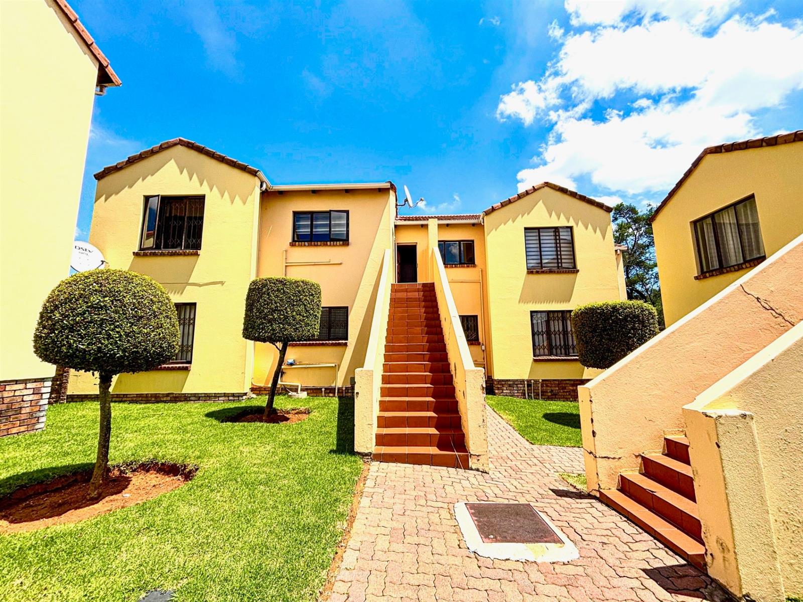 2 Bedroom 2 Bathroom Townhouse for Sale in Mondeor