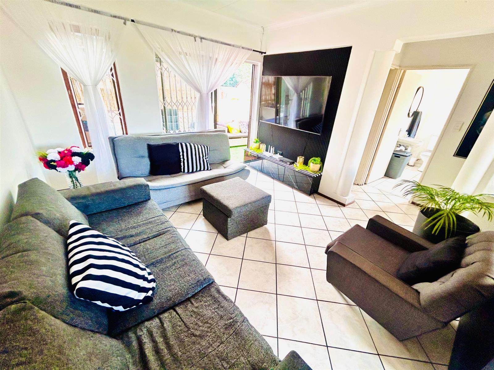 2 Bedroom 2 Bathroom Townhouse for Sale in Mondeor