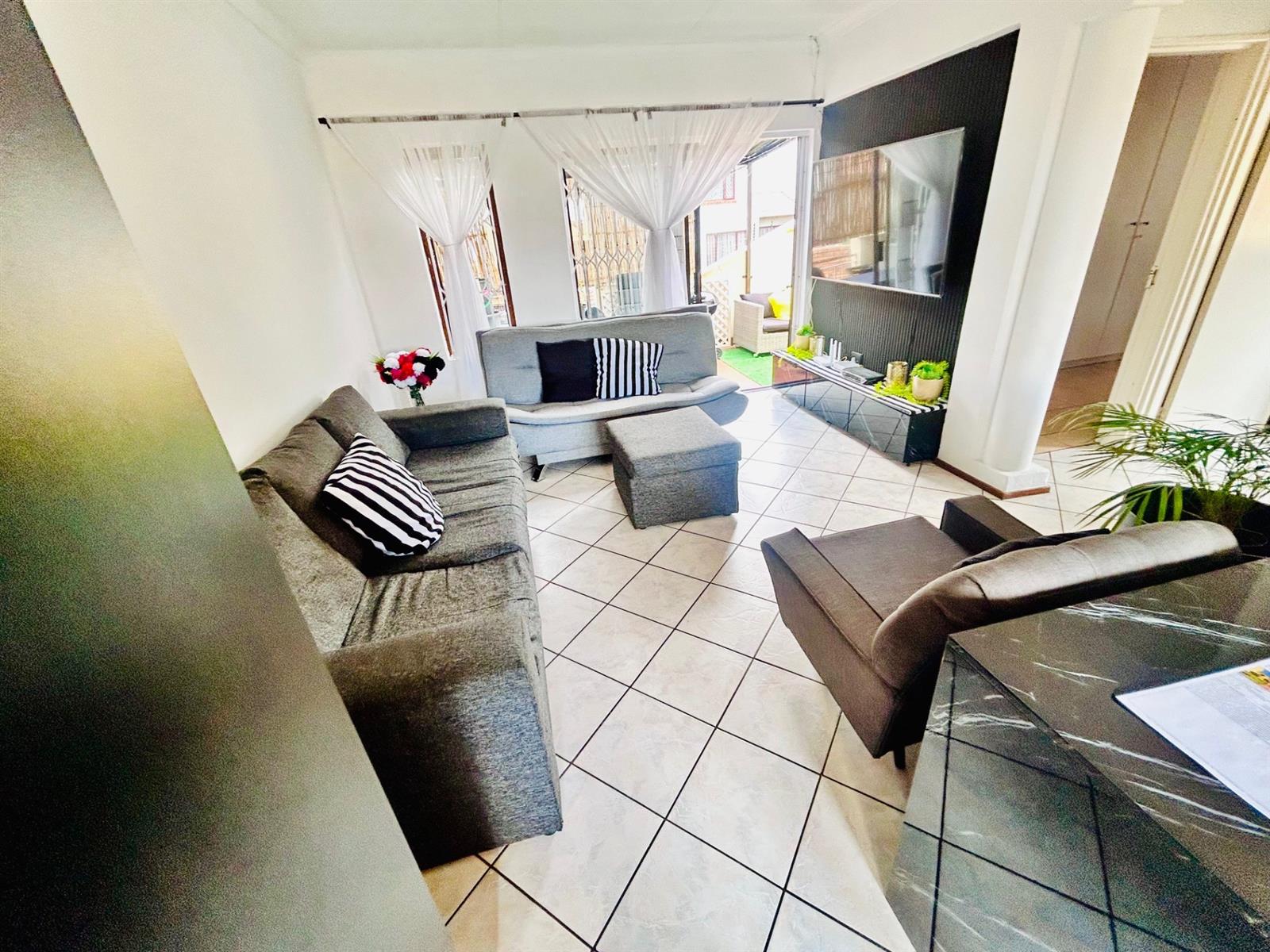 2 Bedroom 2 Bathroom Townhouse for Sale in Mondeor