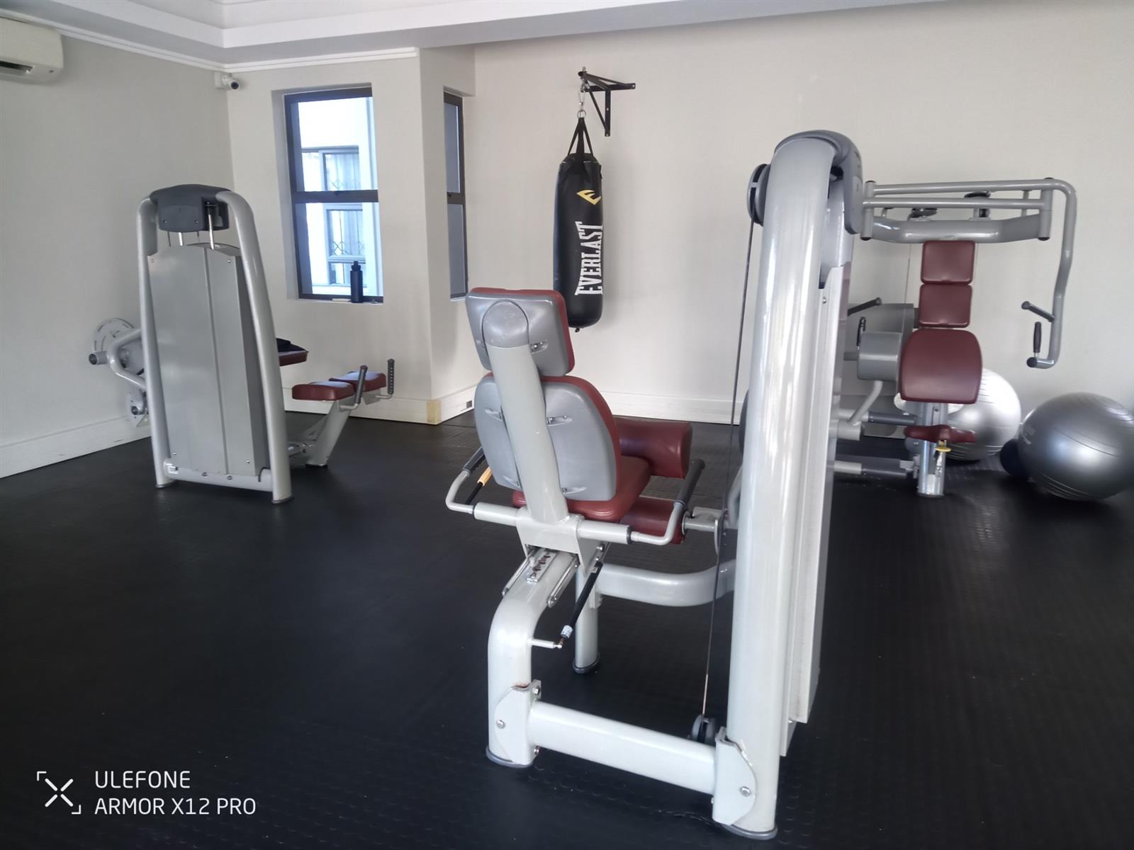 Beautiful open plan spacious apartment opposite bowling and tennis courts