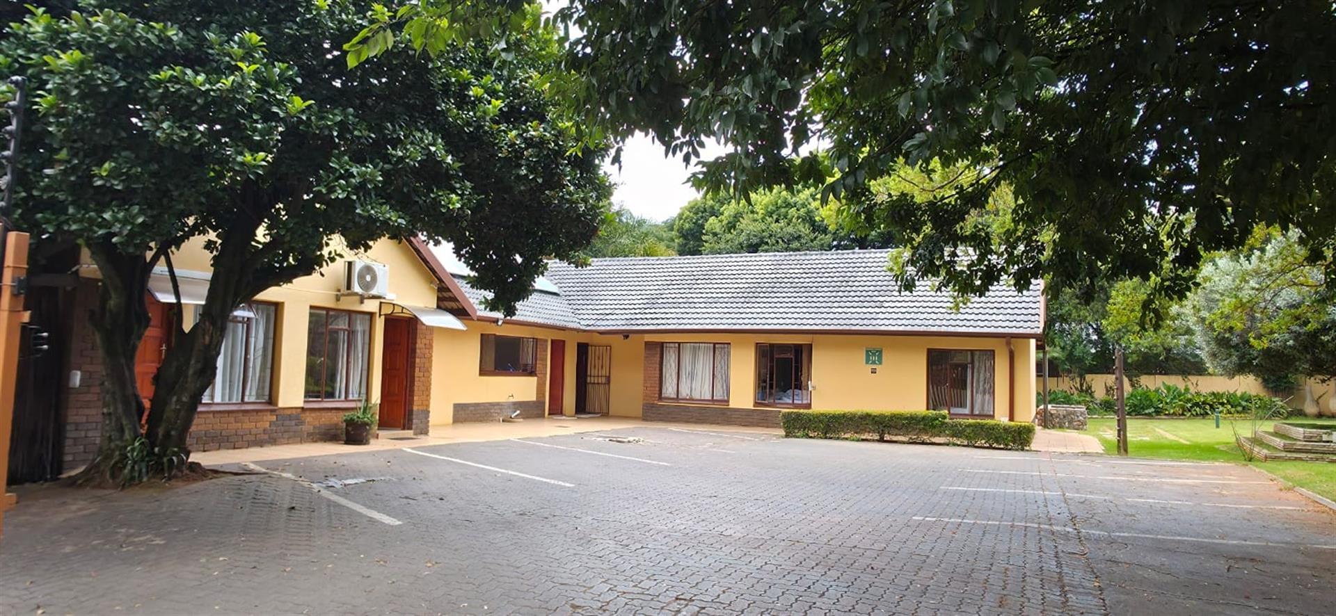9 bedroom Guest House For Sale in Clubview, Centurion