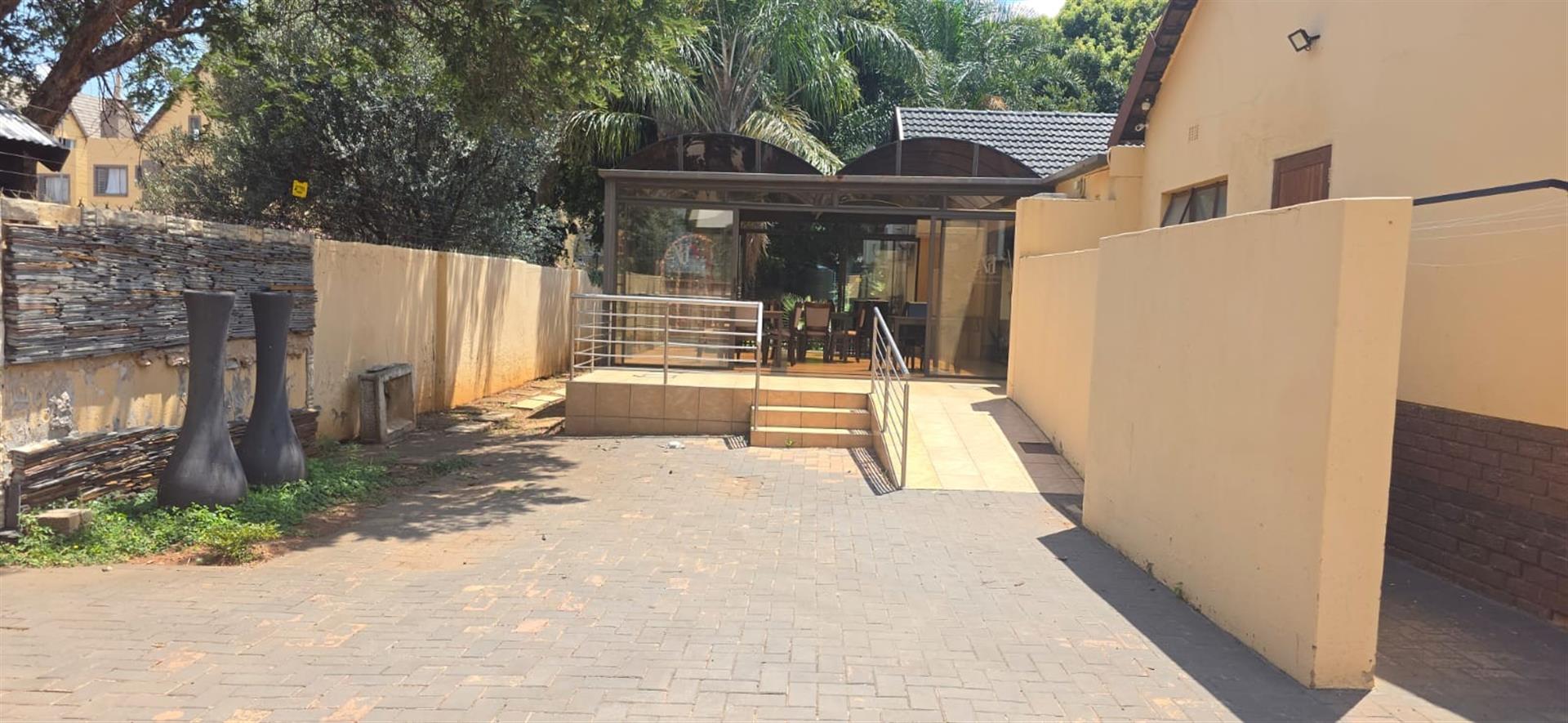 9 bedroom Guest House For Sale in Clubview, Centurion
