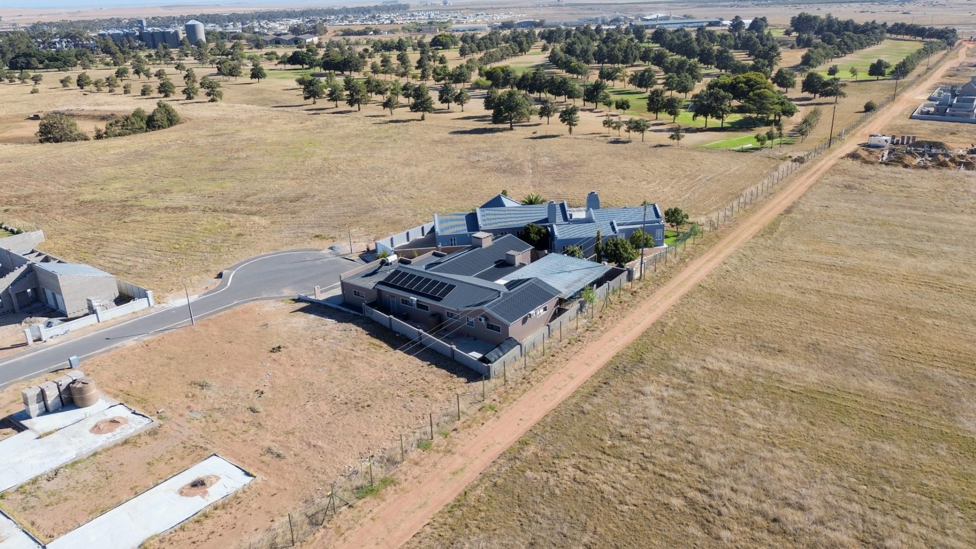 Elegant Country Living Overlooking the Golf Course in Darling!