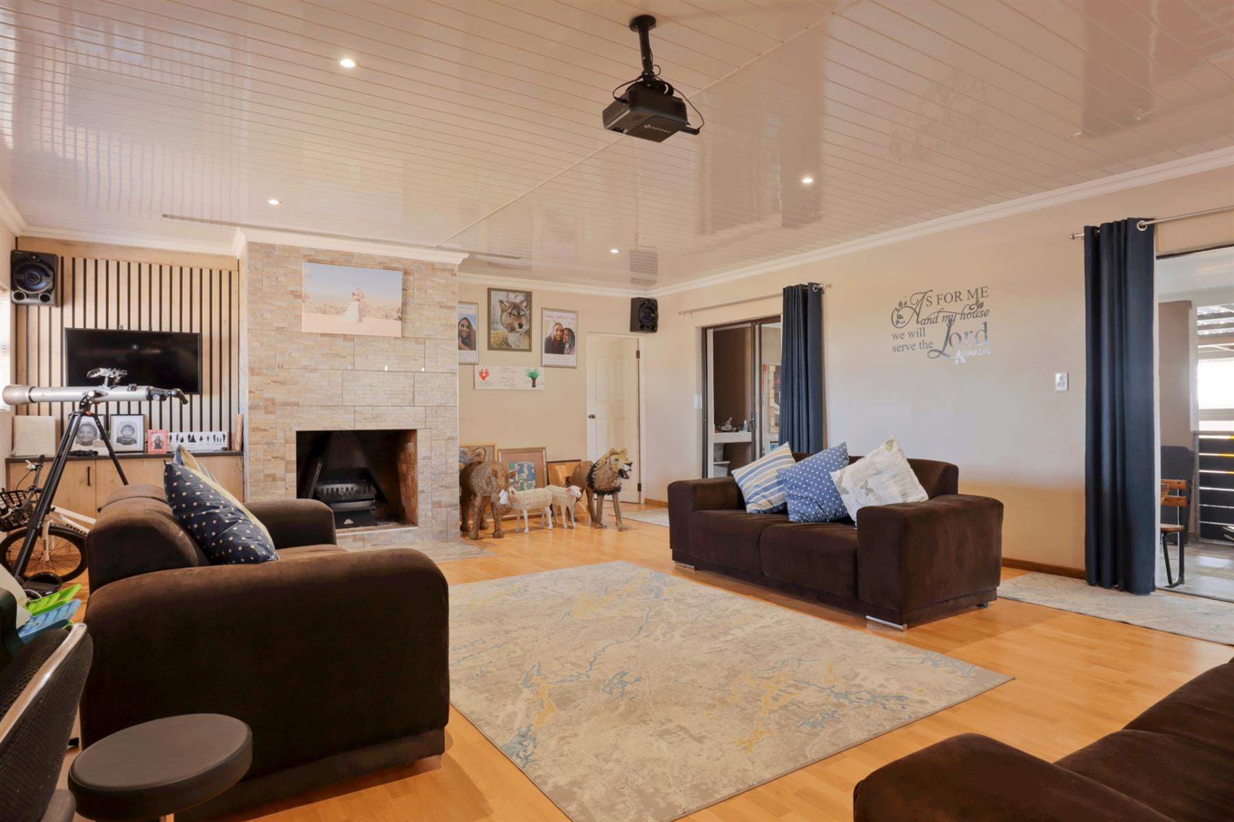 Elegant Country Living Overlooking the Golf Course in Darling!