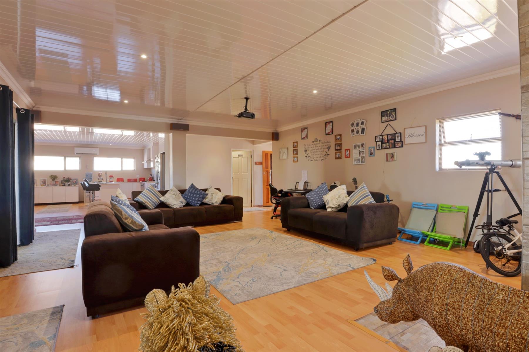 Elegant Country Living Overlooking the Golf Course in Darling!