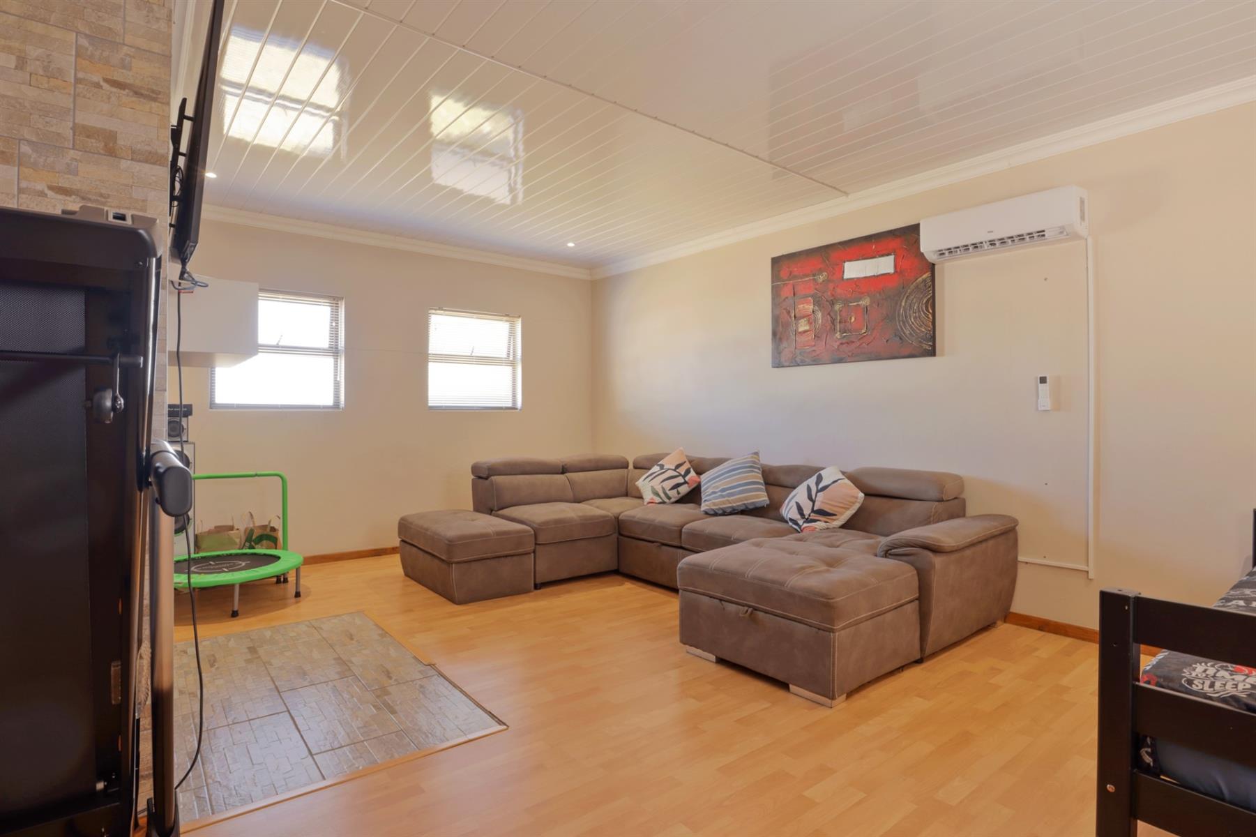 Elegant Country Living Overlooking the Golf Course in Darling!