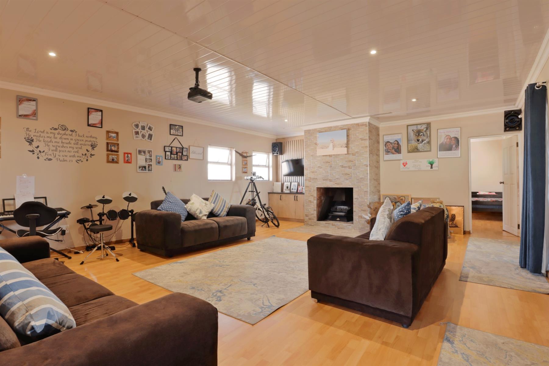 Elegant Country Living Overlooking the Golf Course in Darling!