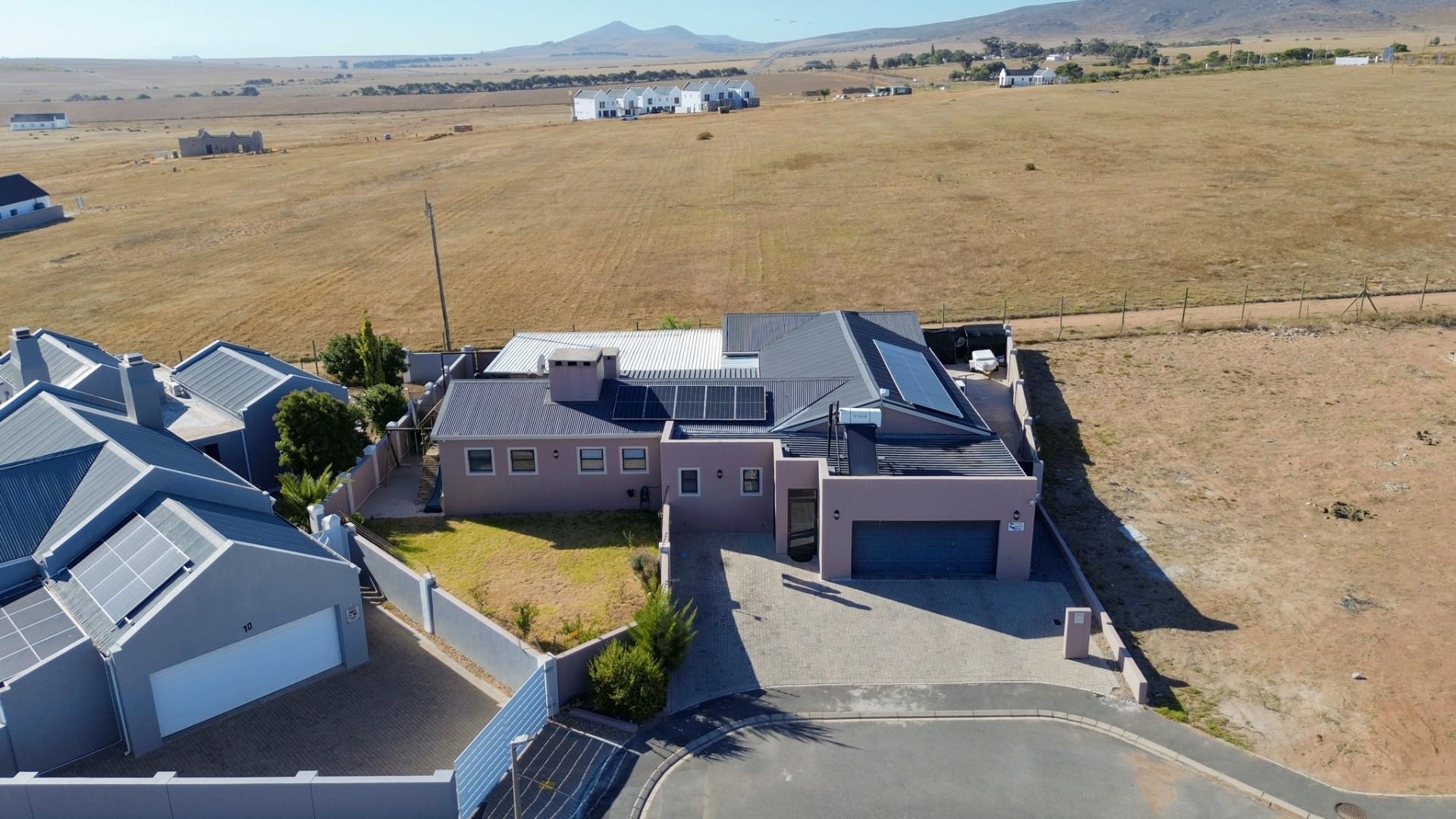Elegant Country Living Overlooking the Golf Course in Darling!