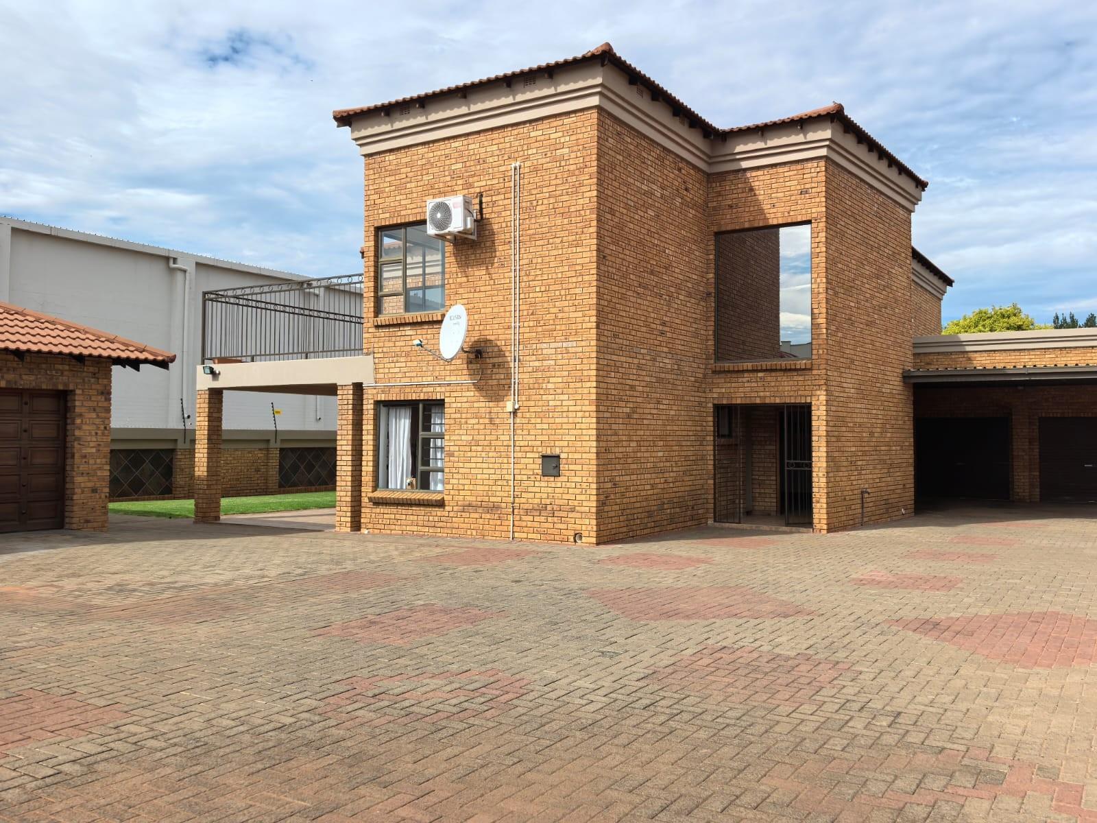 Prestigious 4 Bedroom Double-Storey House with FLATLET - Roylglen Gardens