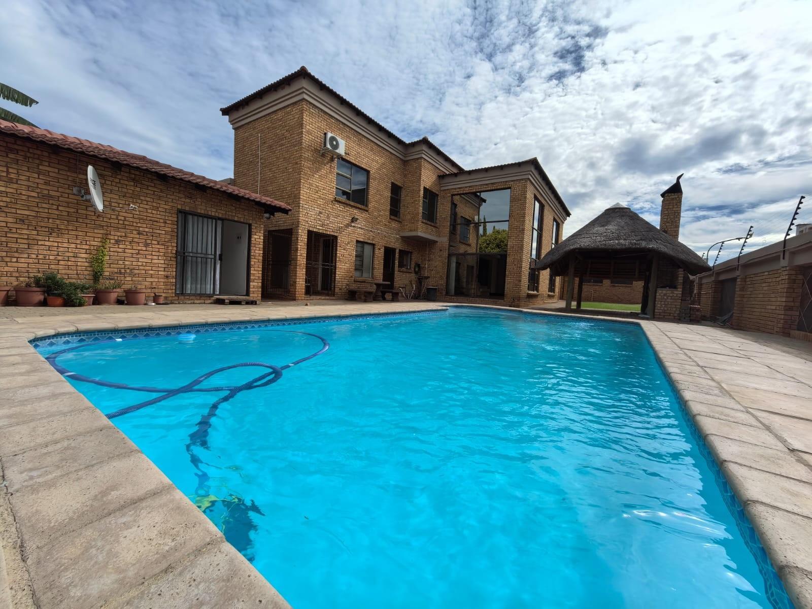 Prestigious 4 Bedroom Double-Storey House with FLATLET - Roylglen Gardens