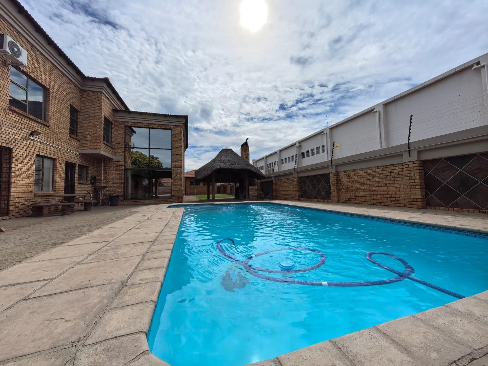 Prestigious 4 Bedroom Double-Storey House with FLATLET - Roylglen Gardens