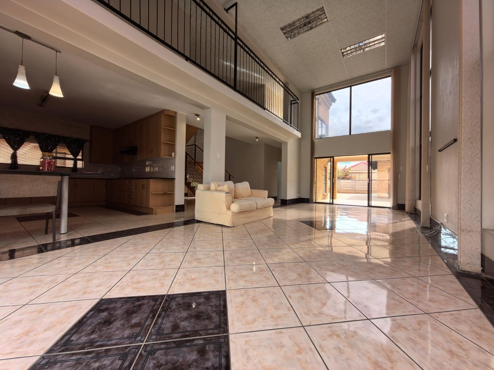 Prestigious 4 Bedroom Double-Storey House with FLATLET - Roylglen Gardens