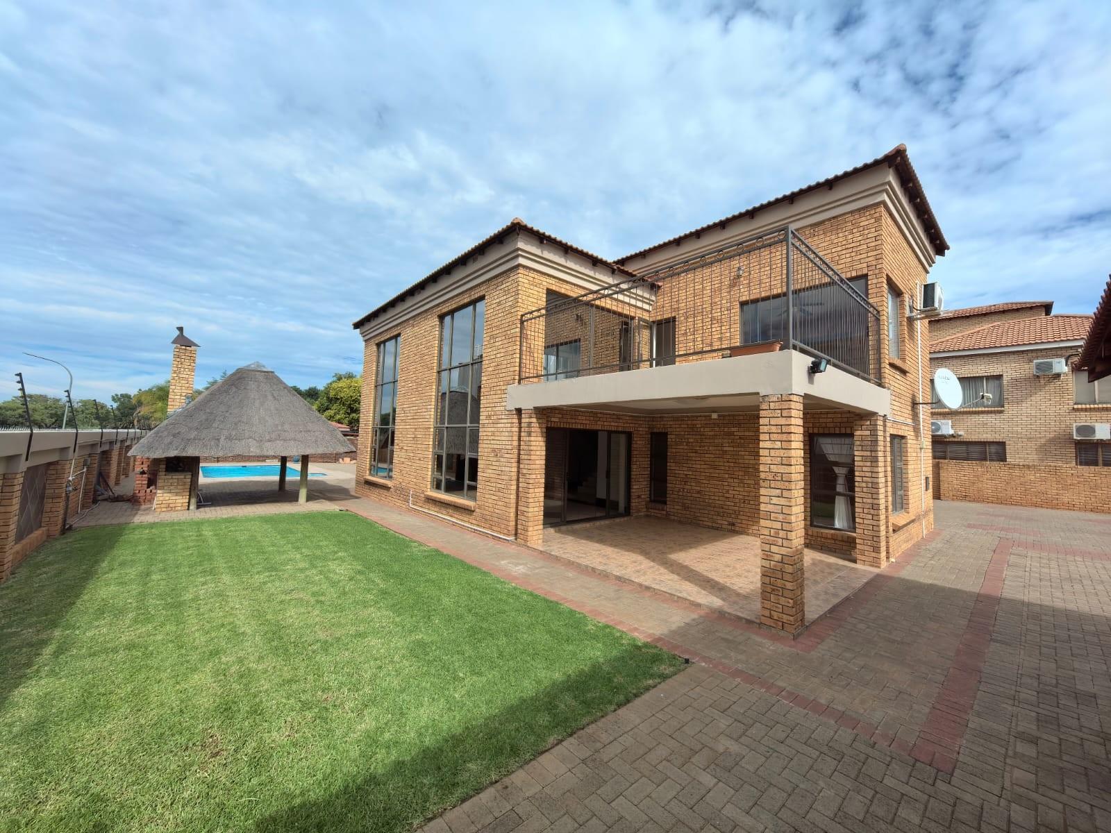 Prestigious 4 Bedroom Double-Storey House with FLATLET - Roylglen Gardens