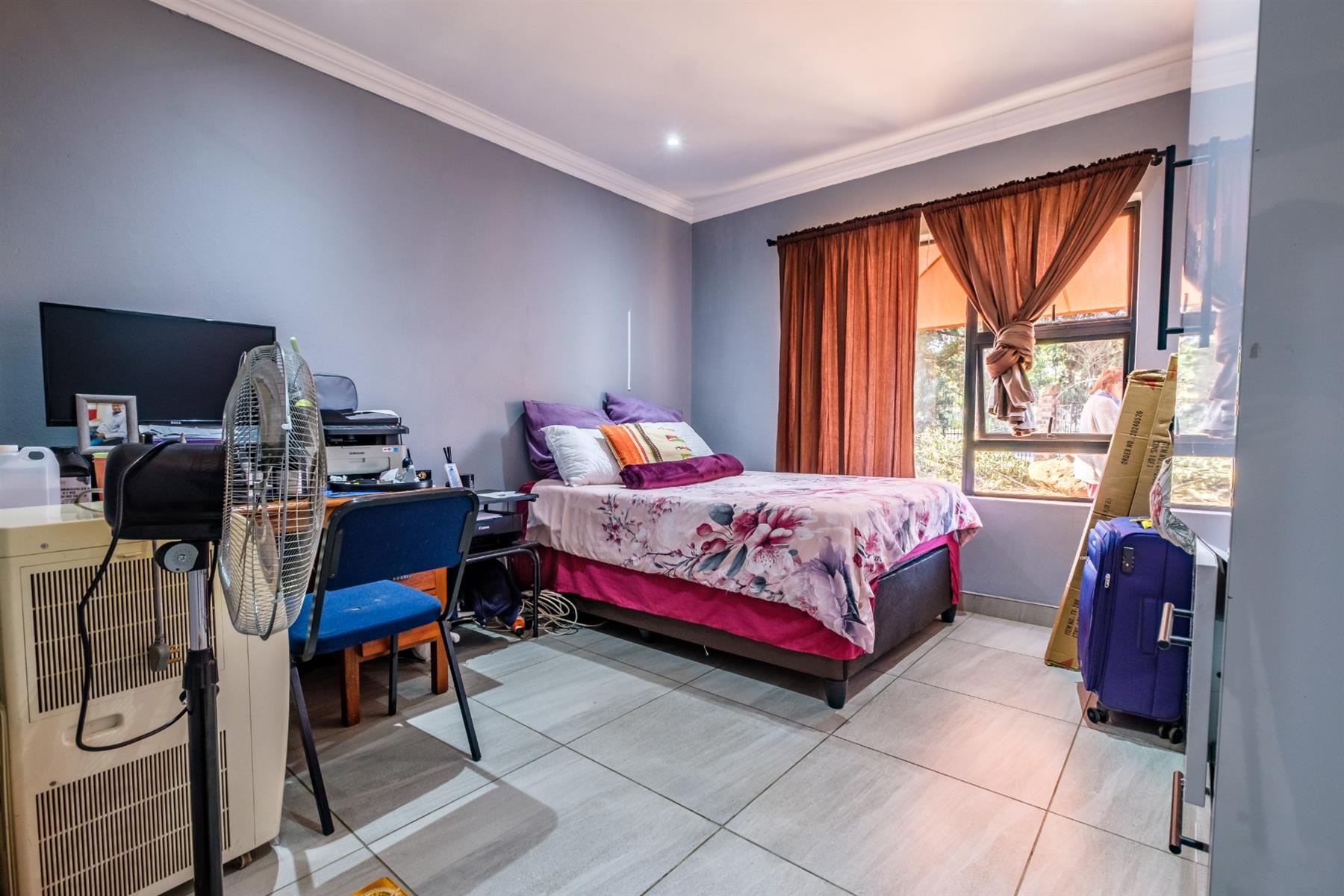 3 bedroom house with 2 bedroom flat