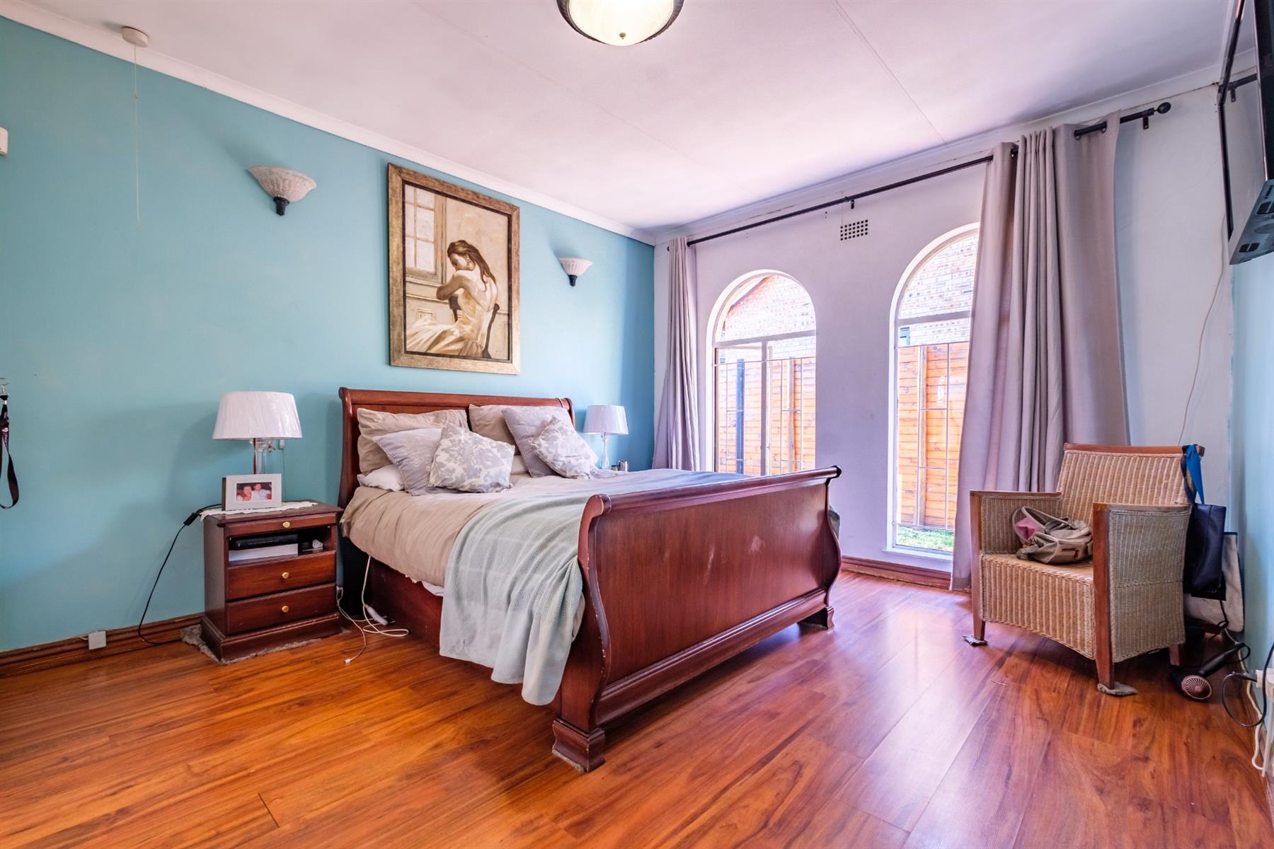 3 bedroom house with 2 bedroom flat