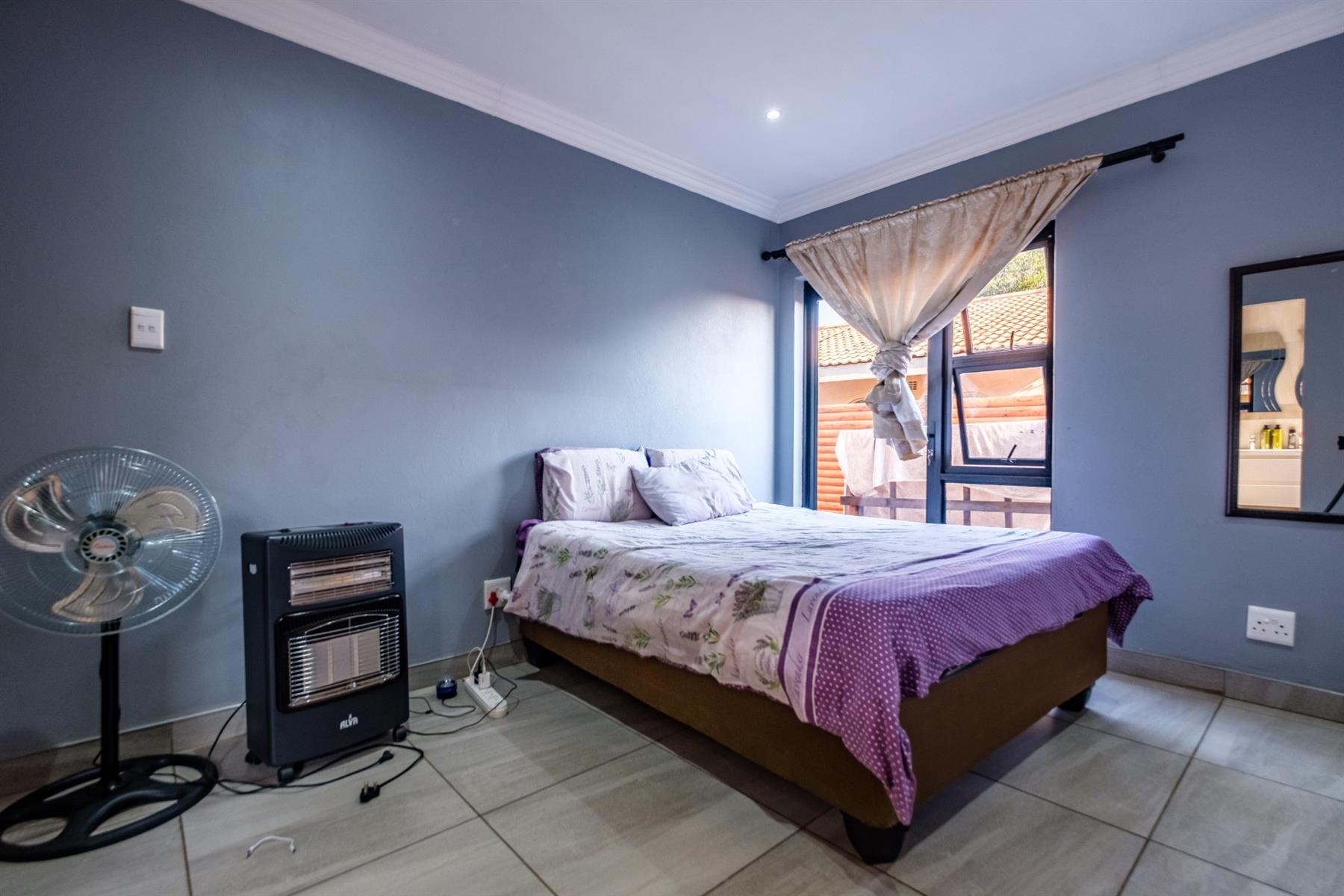 3 bedroom house with 2 bedroom flat