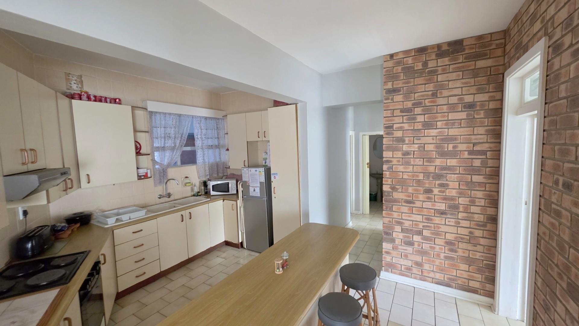 Lovely 2 bedroom, 2 bathroom Beachfront apartment on the Margate Golden Mile