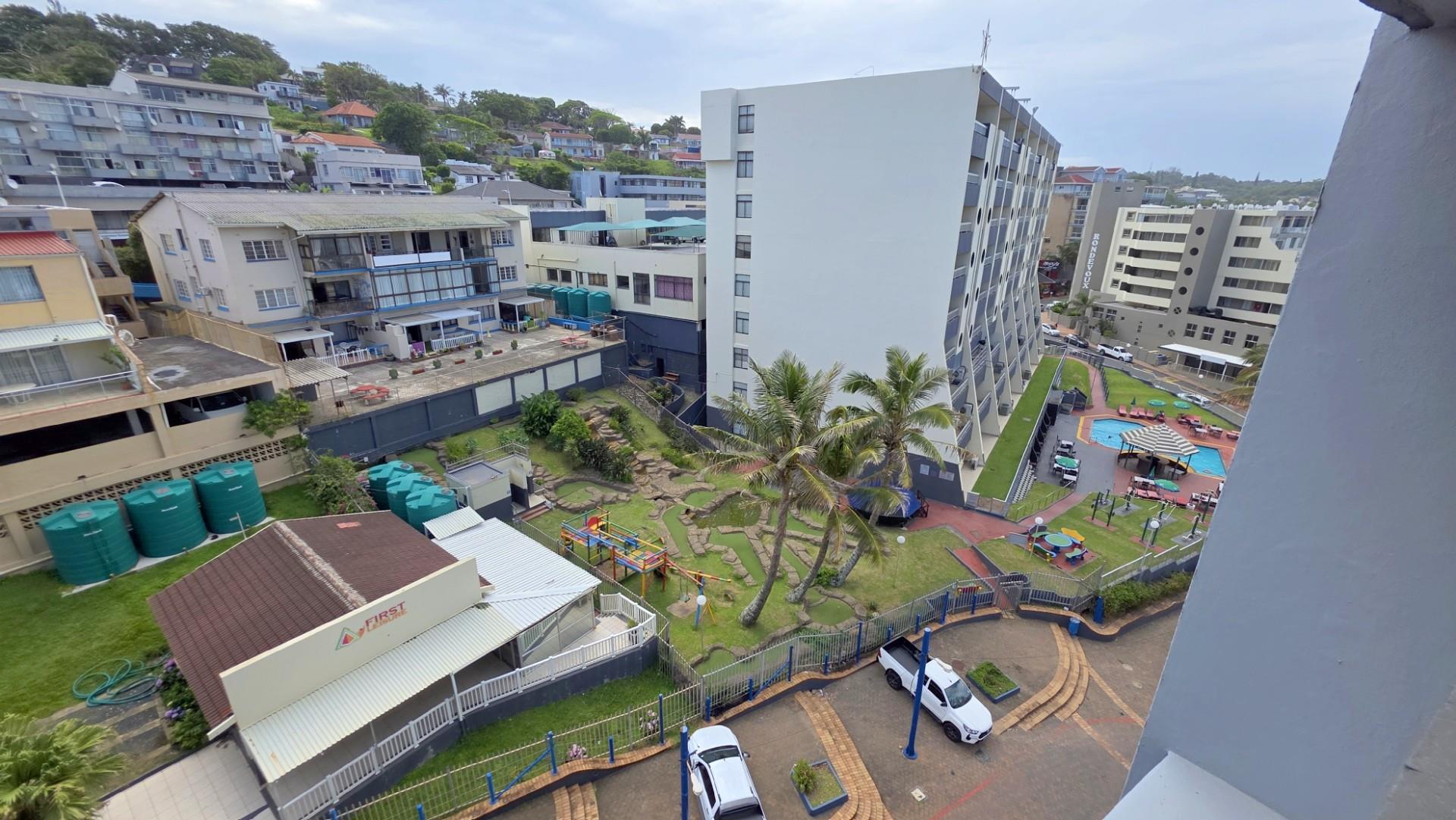 Lovely 2 bedroom, 2 bathroom Beachfront apartment on the Margate Golden Mile