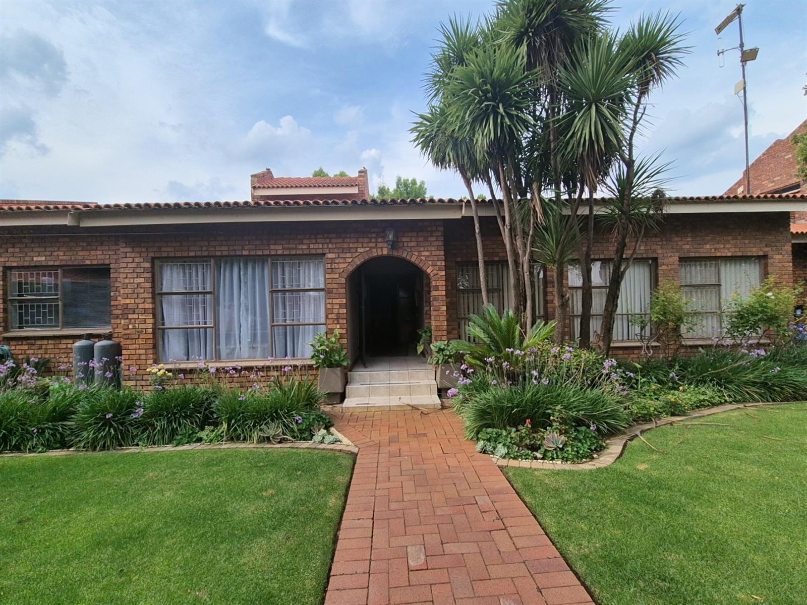 8-Bedroom Luxury Property for Sale in Grimbeeck Park, Potchefstroom