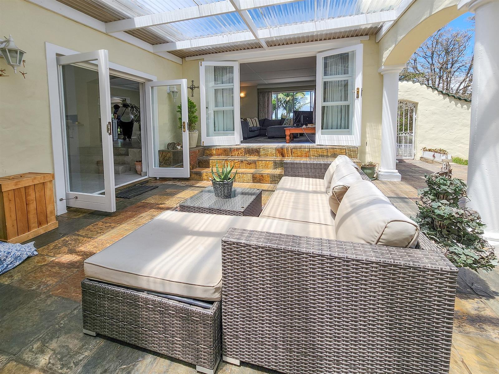 3 Bedroom House in Costa Sarda Walking Distance to Lagoon