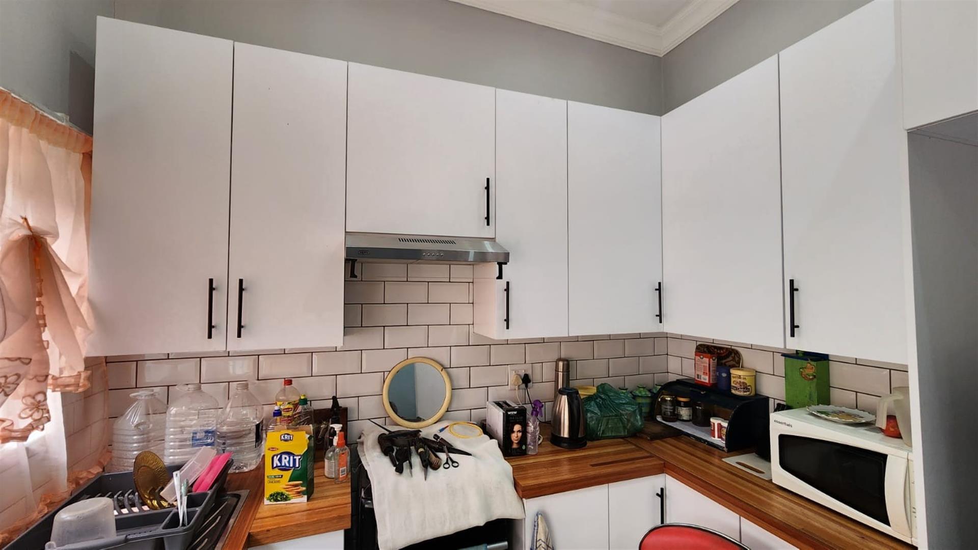 Secure Bachelor Apartment for Sale in Selection Park, Springs
