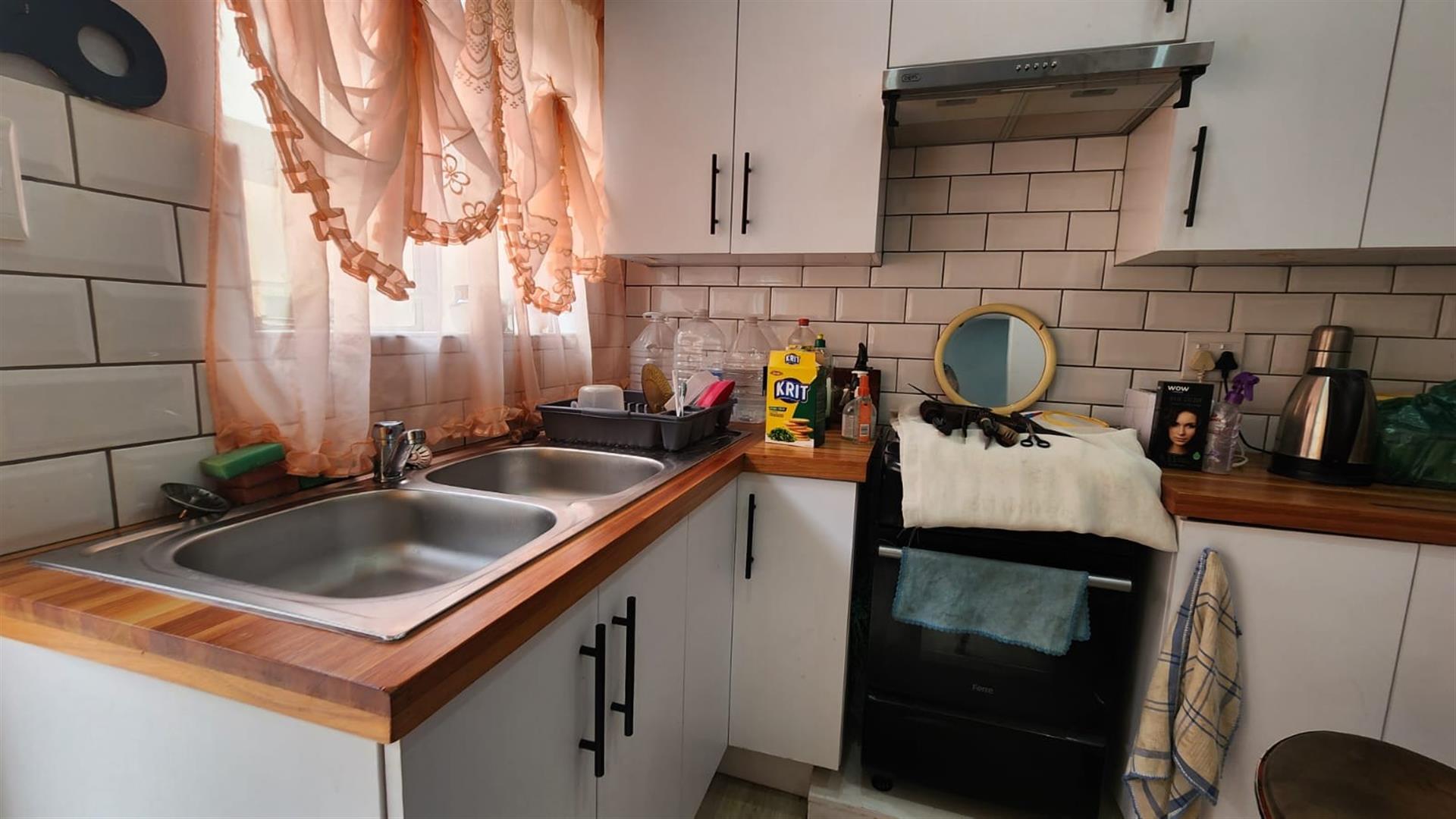 Secure Bachelor Apartment for Sale in Selection Park, Springs