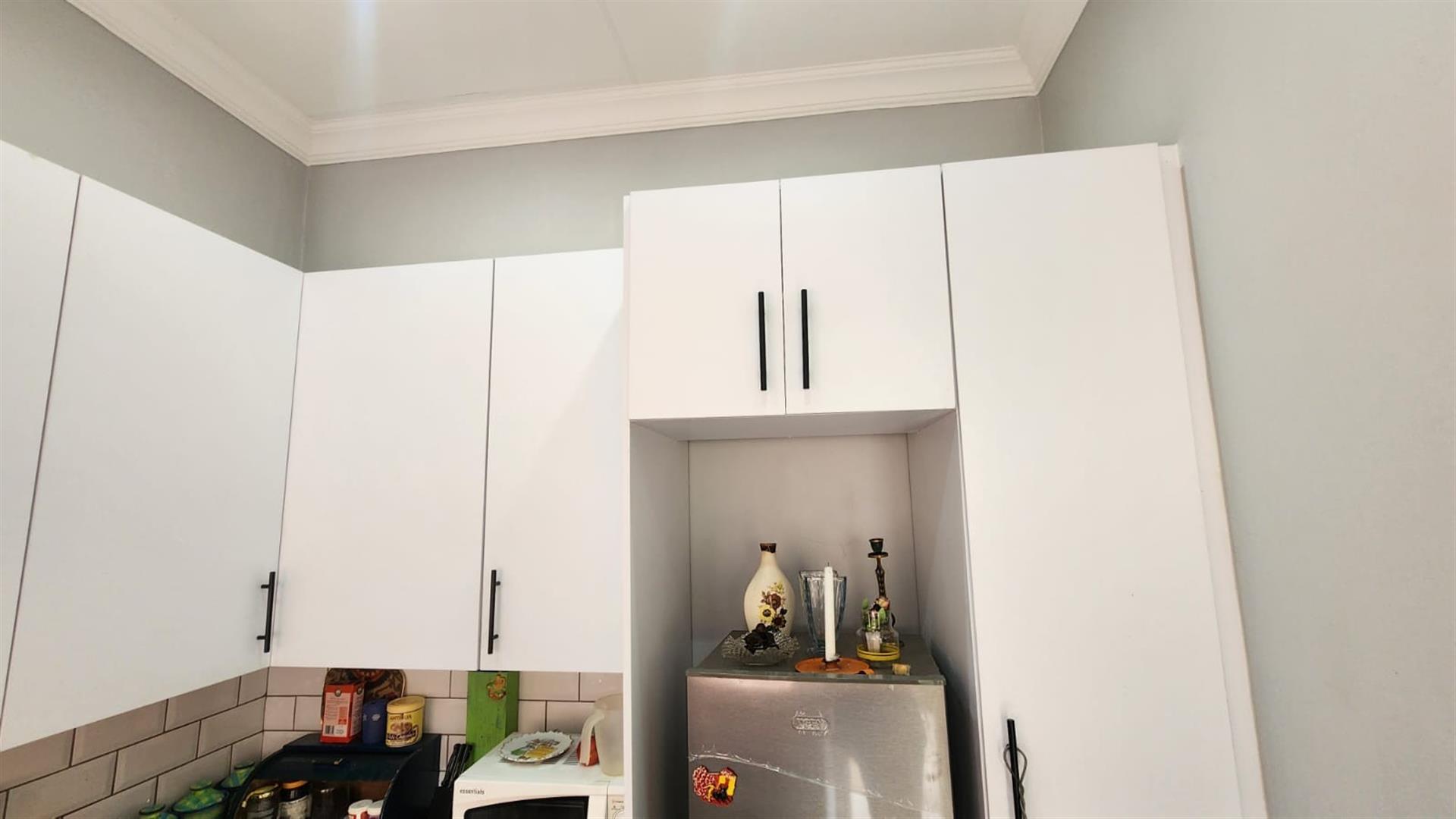 Secure Bachelor Apartment for Sale in Selection Park, Springs