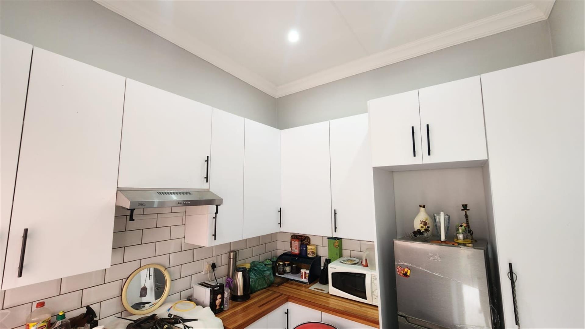 Secure Bachelor Apartment for Sale in Selection Park, Springs