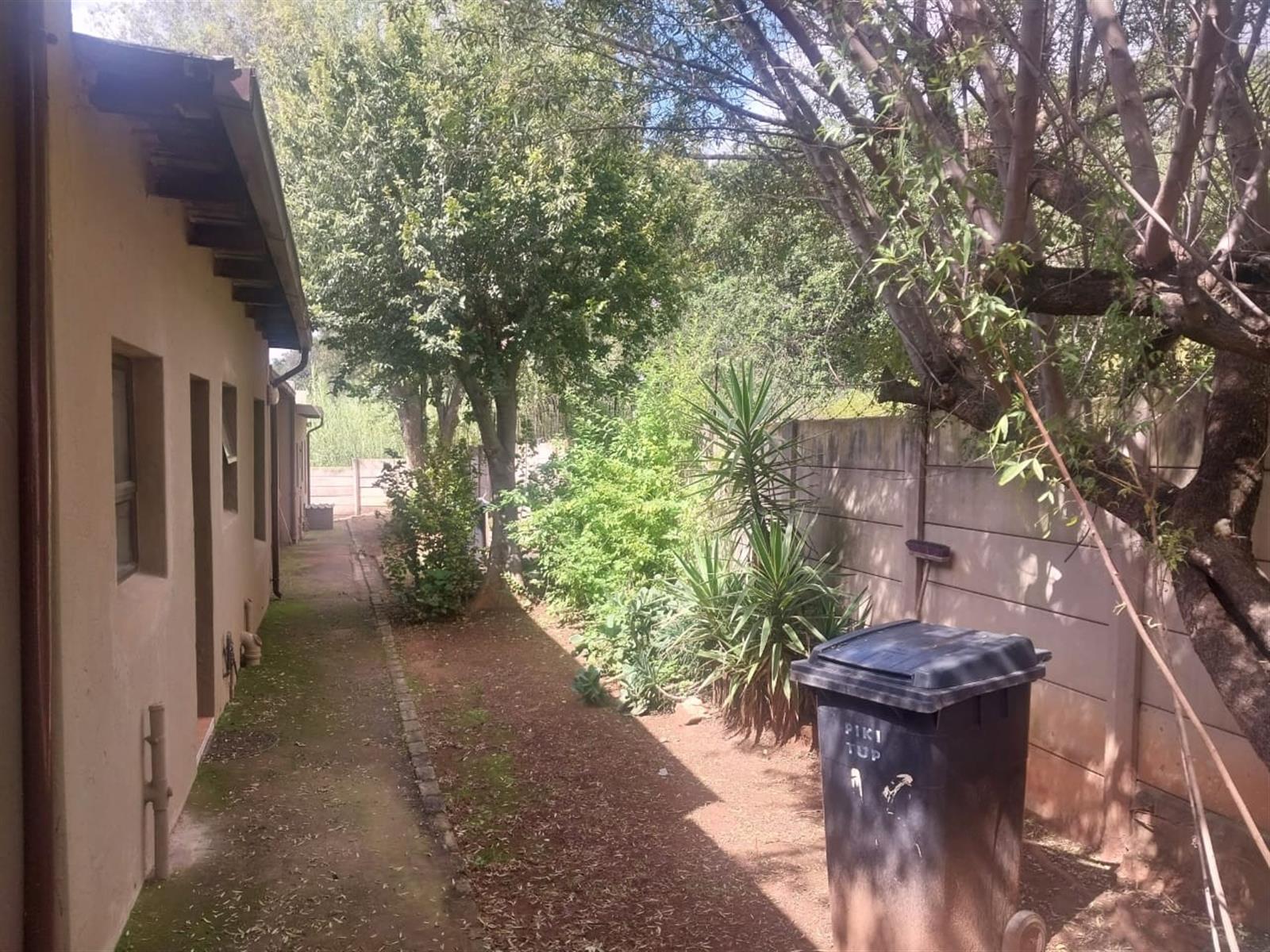 2 Bedrrom Townhouse For Sale in Naturena, Johannesburg