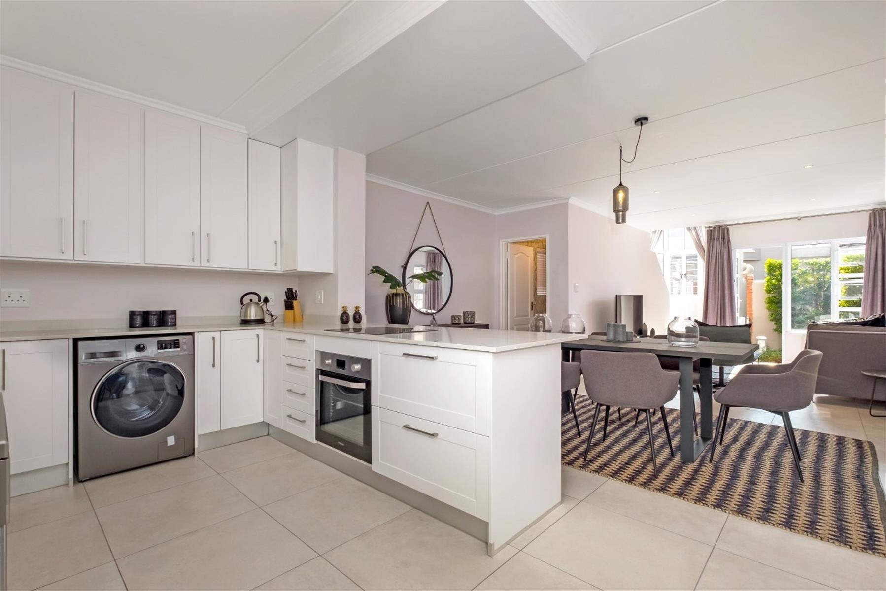 Townhouse for rent in Bryanston, Sandton, 121 m²