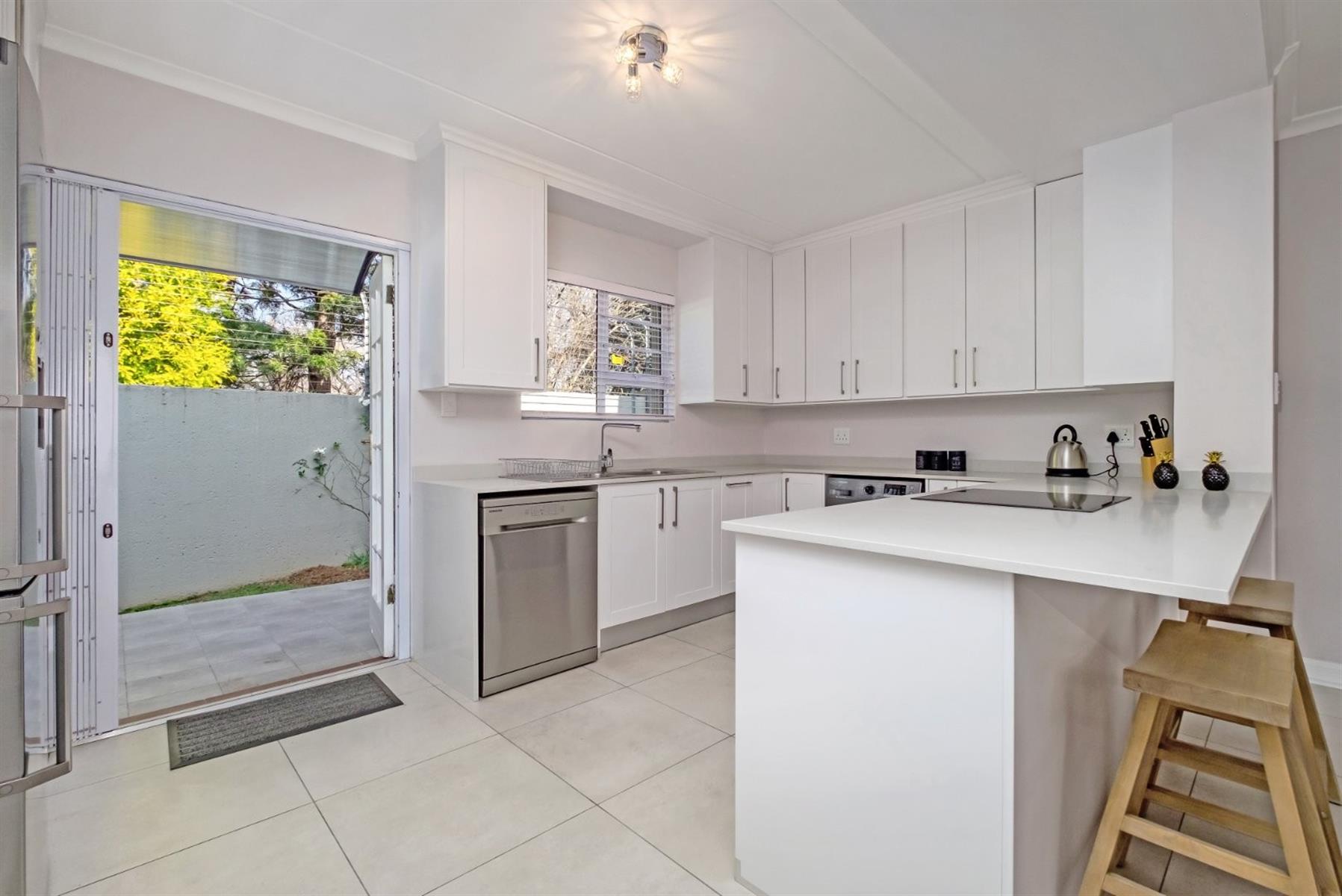 Townhouse for rent in Bryanston, Sandton, 121 m²
