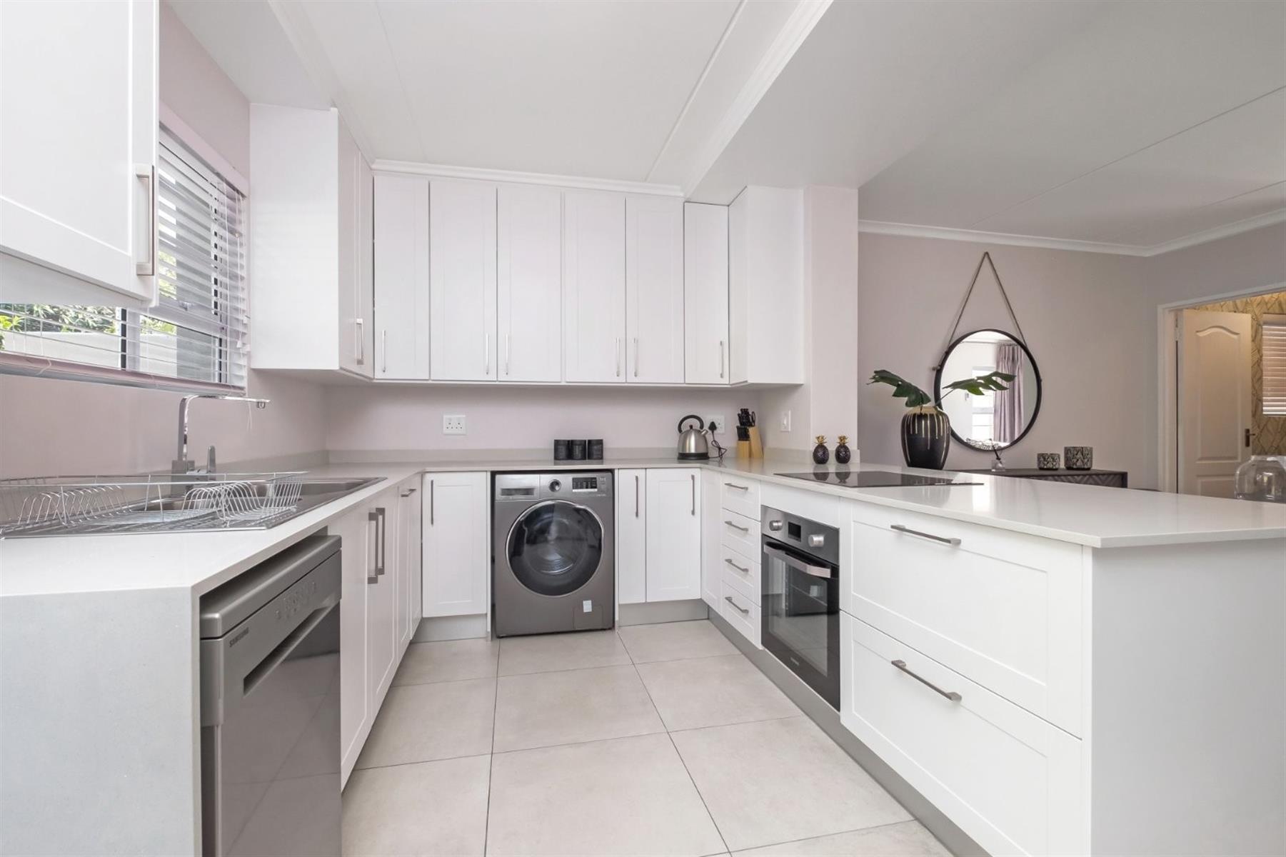 Townhouse for rent in Bryanston, Sandton, 121 m²