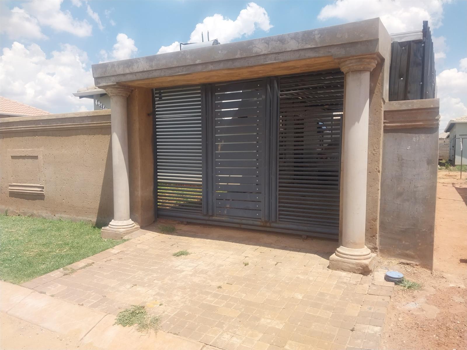 1 Room To Rent in Lehae, Johannesburg