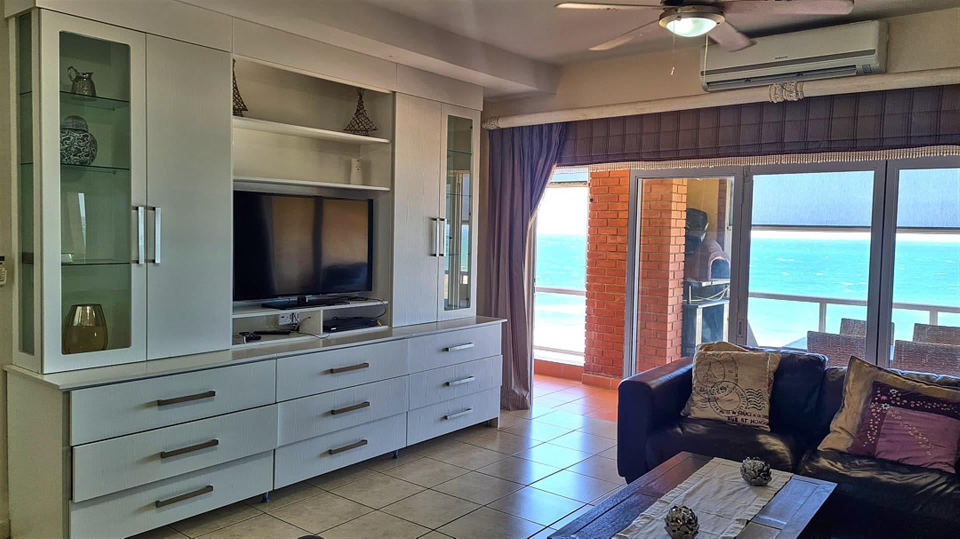 Luxury 4 Bedroom Beachfront Apartment in Lawrence Rocks