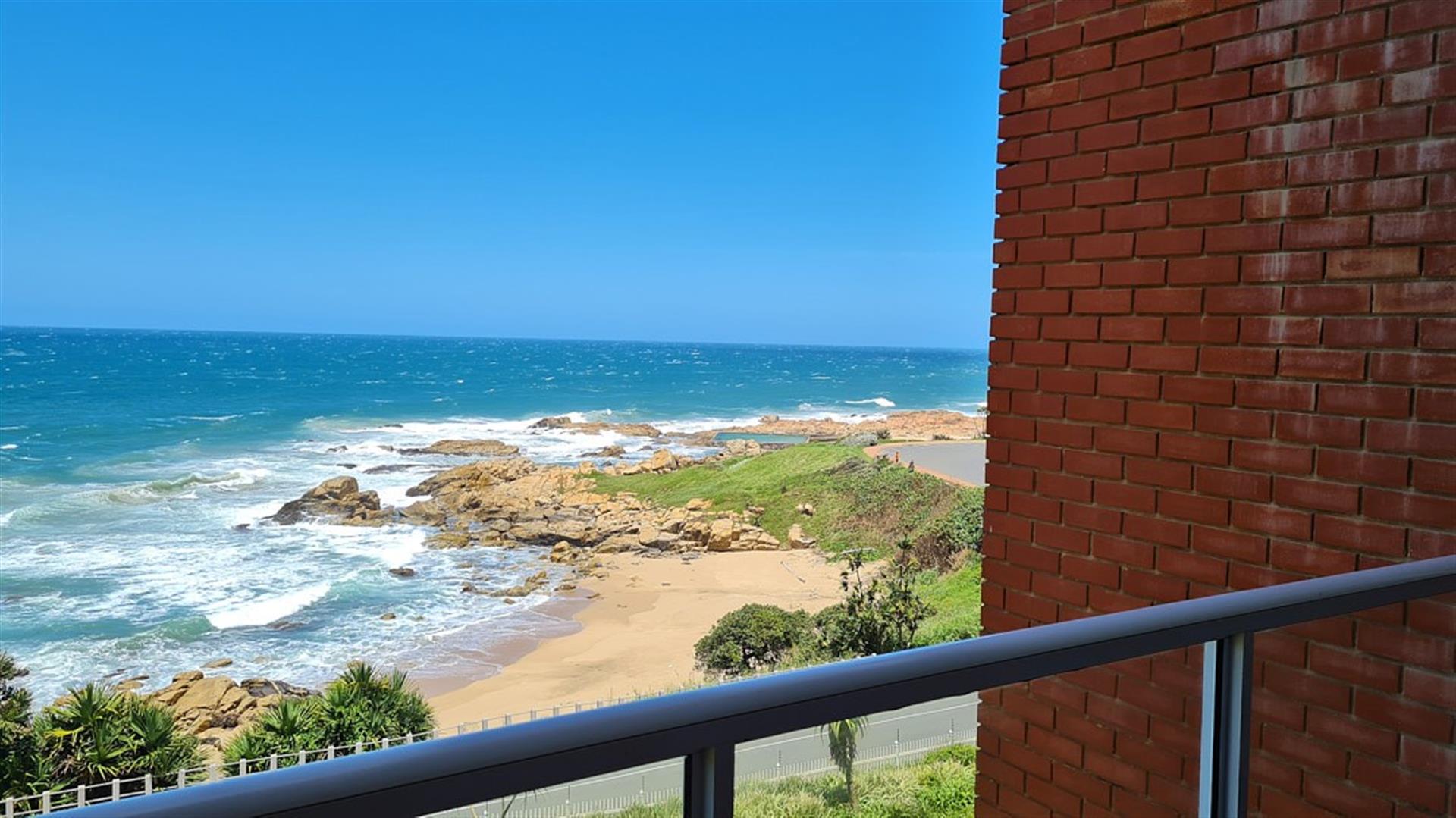 Luxury 4 Bedroom Beachfront Apartment in Lawrence Rocks