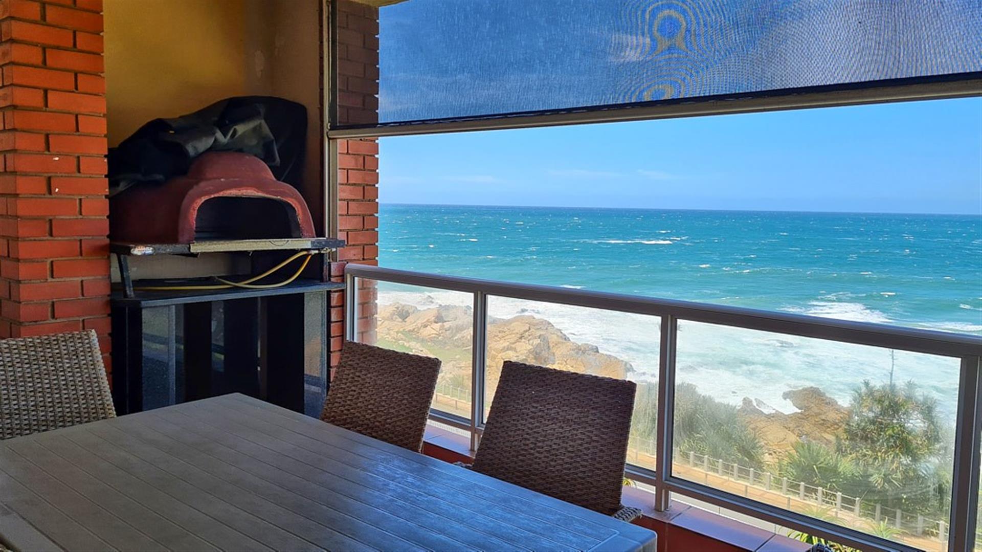 Luxury 4 Bedroom Beachfront Apartment in Lawrence Rocks