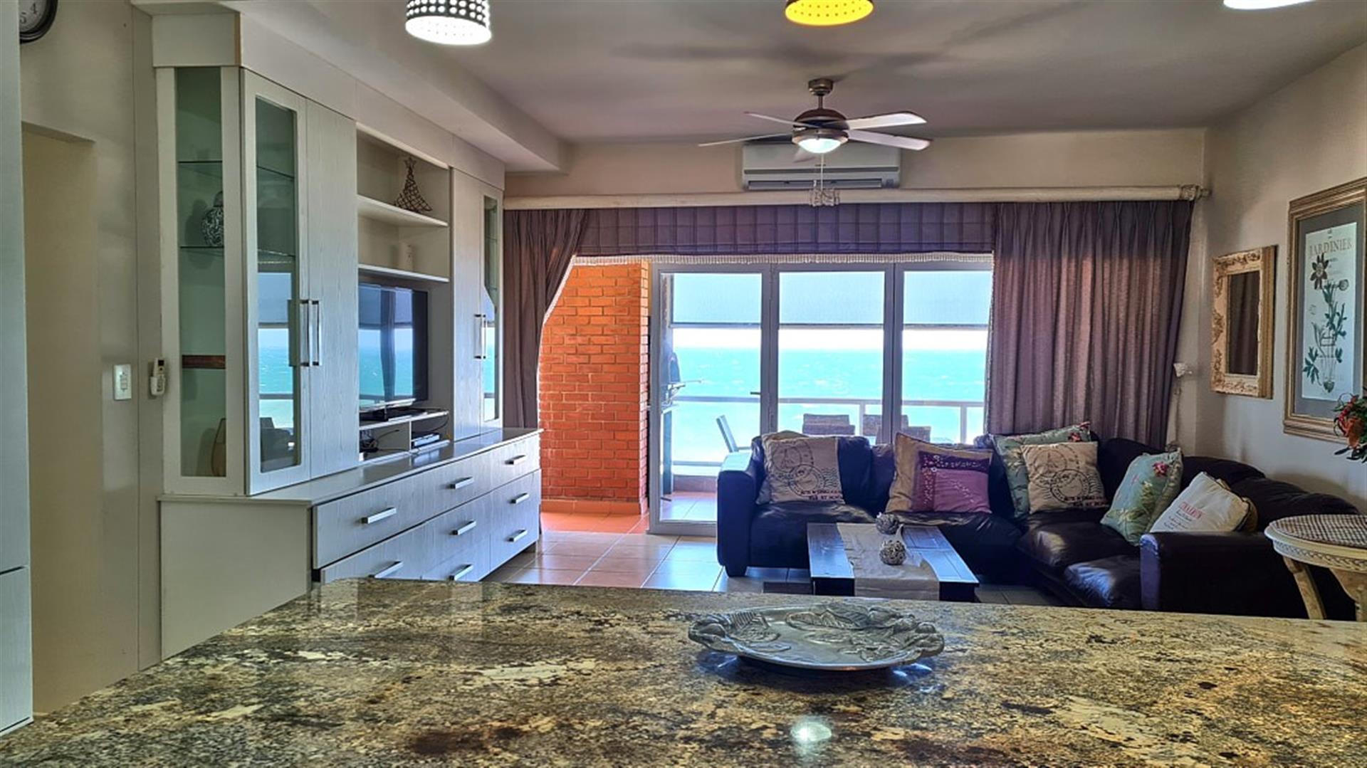 Luxury 4 Bedroom Beachfront Apartment in Lawrence Rocks