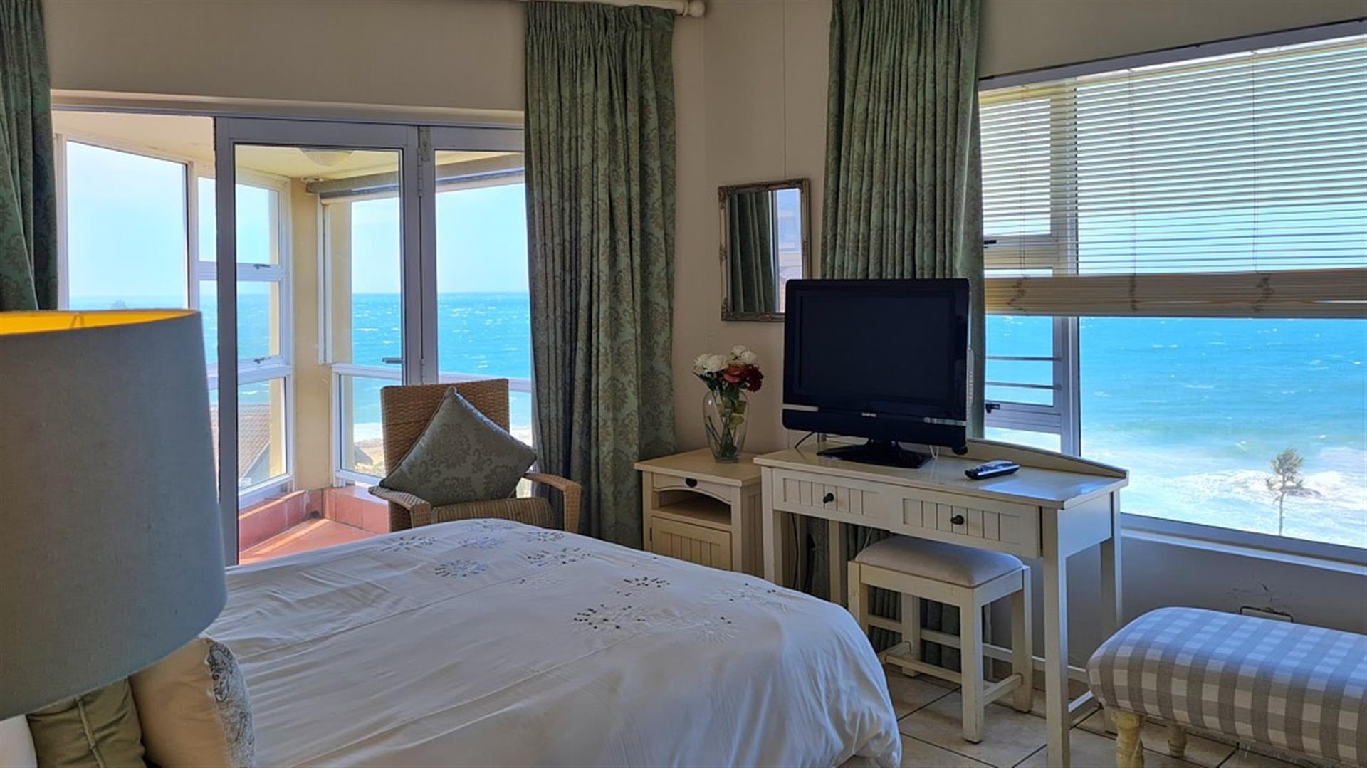 Luxury 4 Bedroom Beachfront Apartment in Lawrence Rocks