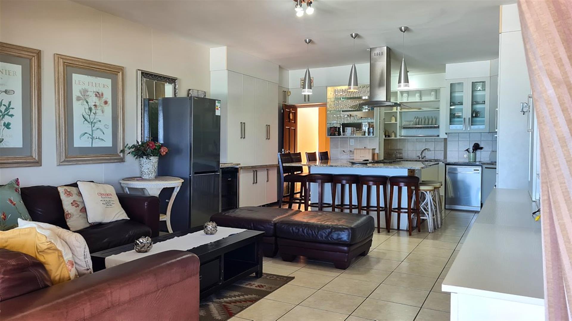 Luxury 4 Bedroom Beachfront Apartment in Lawrence Rocks
