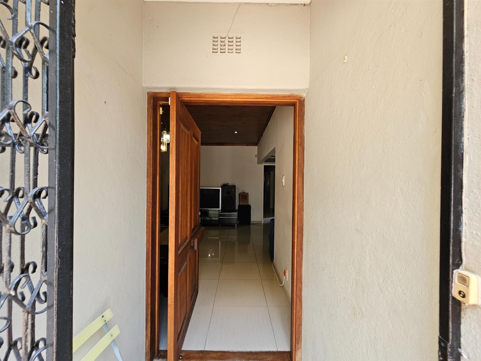 Spacious Home with 2 bed Cottage in West Acres Ext 3 Nelspruit Mpumalanga