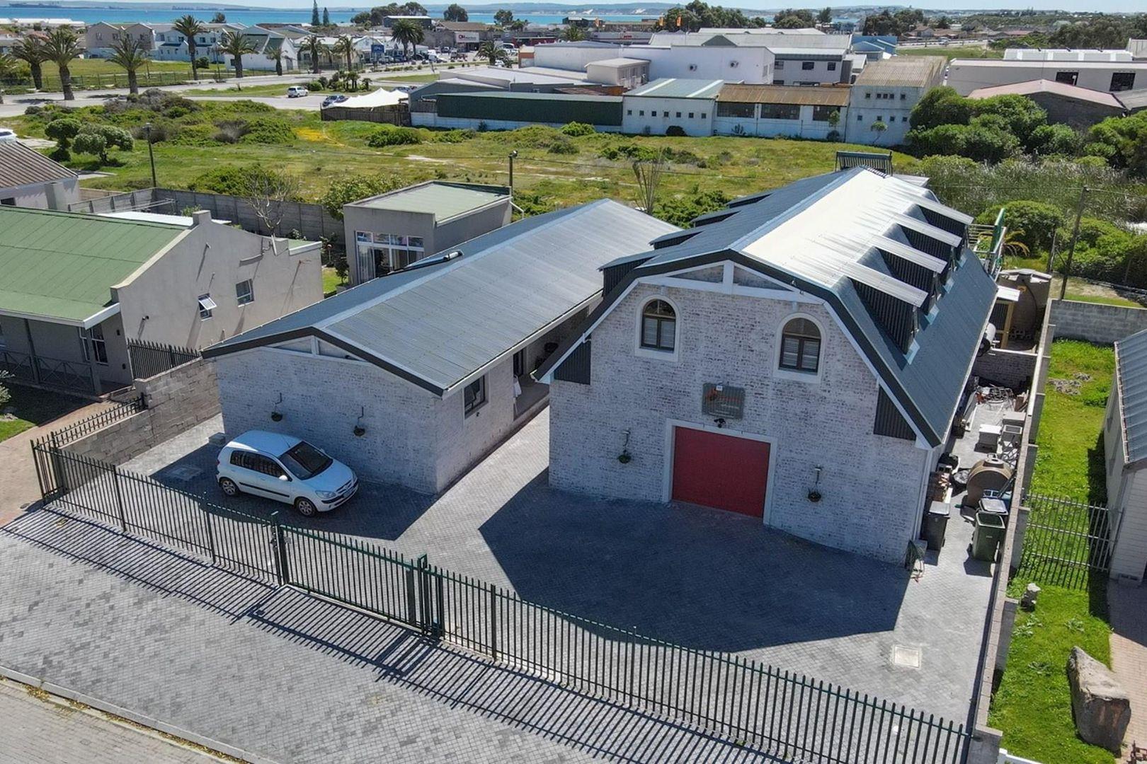 House for sale in Middedorp, Langebaan, 724 m²