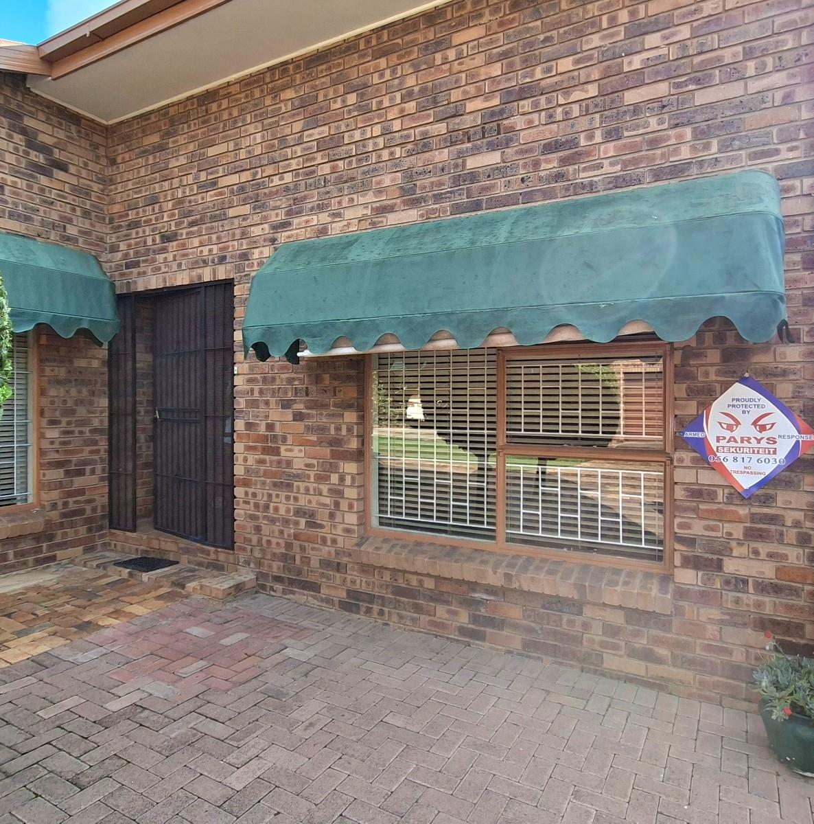 Neat, low-maintenance 3 bedroom face-brick Townhouse