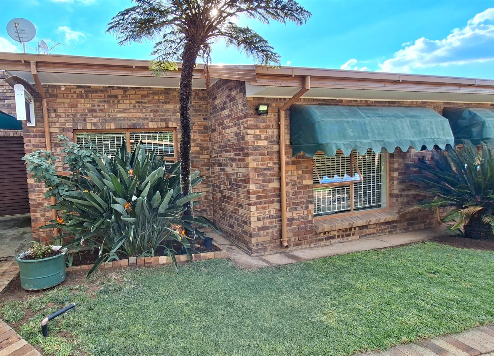 Neat, low-maintenance 3 bedroom face-brick Townhouse