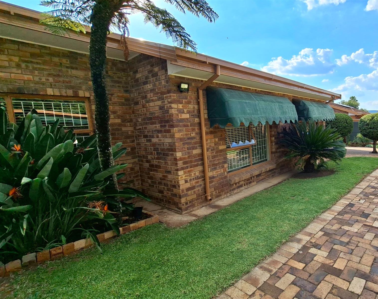 Neat, low-maintenance 3 bedroom face-brick Townhouse