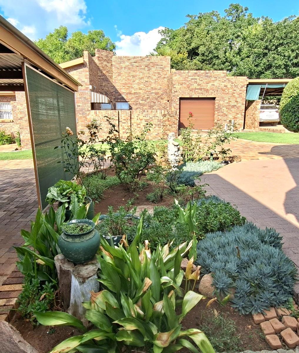 Neat, low-maintenance 3 bedroom face-brick Townhouse