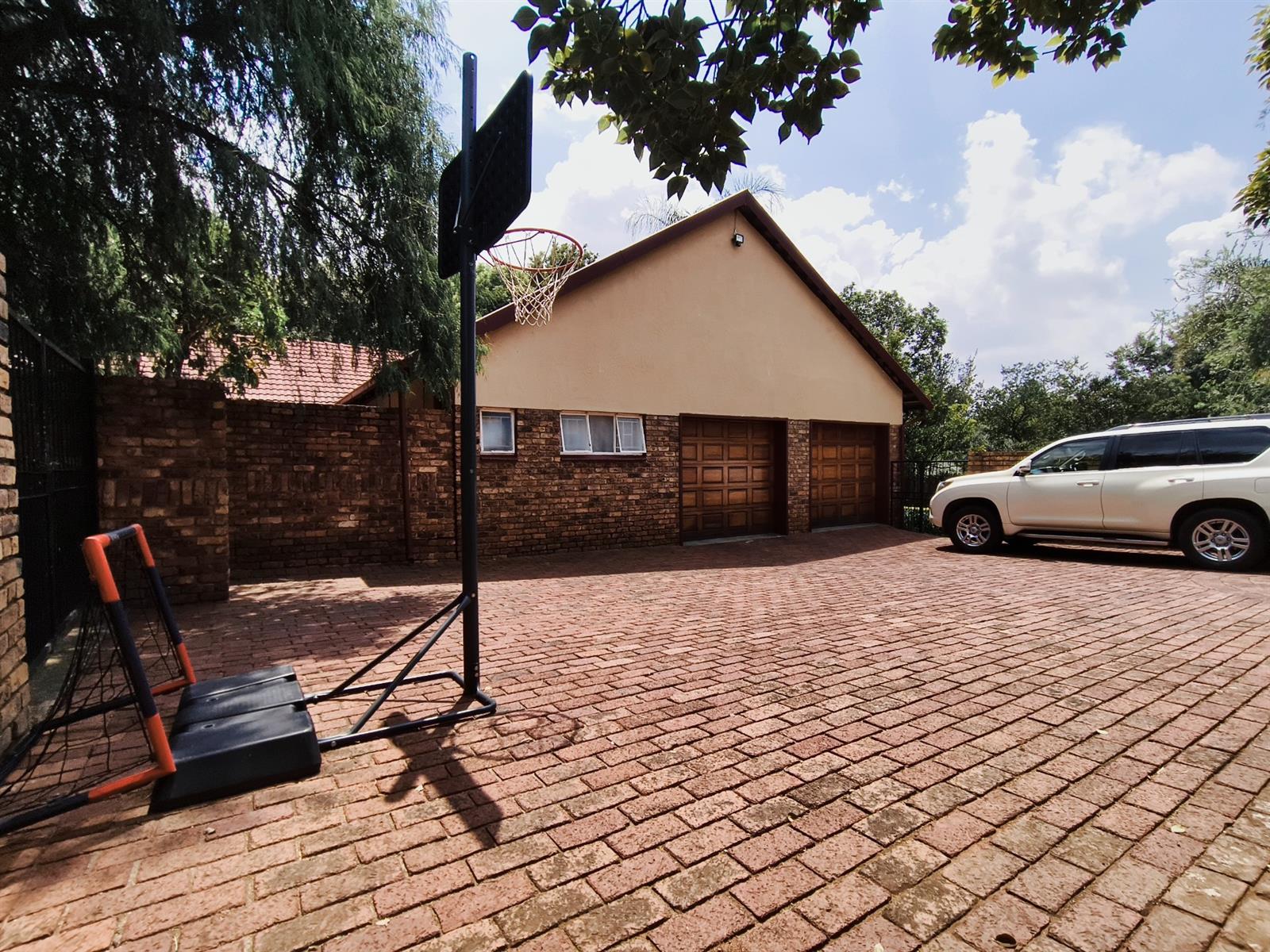 Spacious 4-Bedroom House on large corner stand in central position in Eldoraigne, Centurion