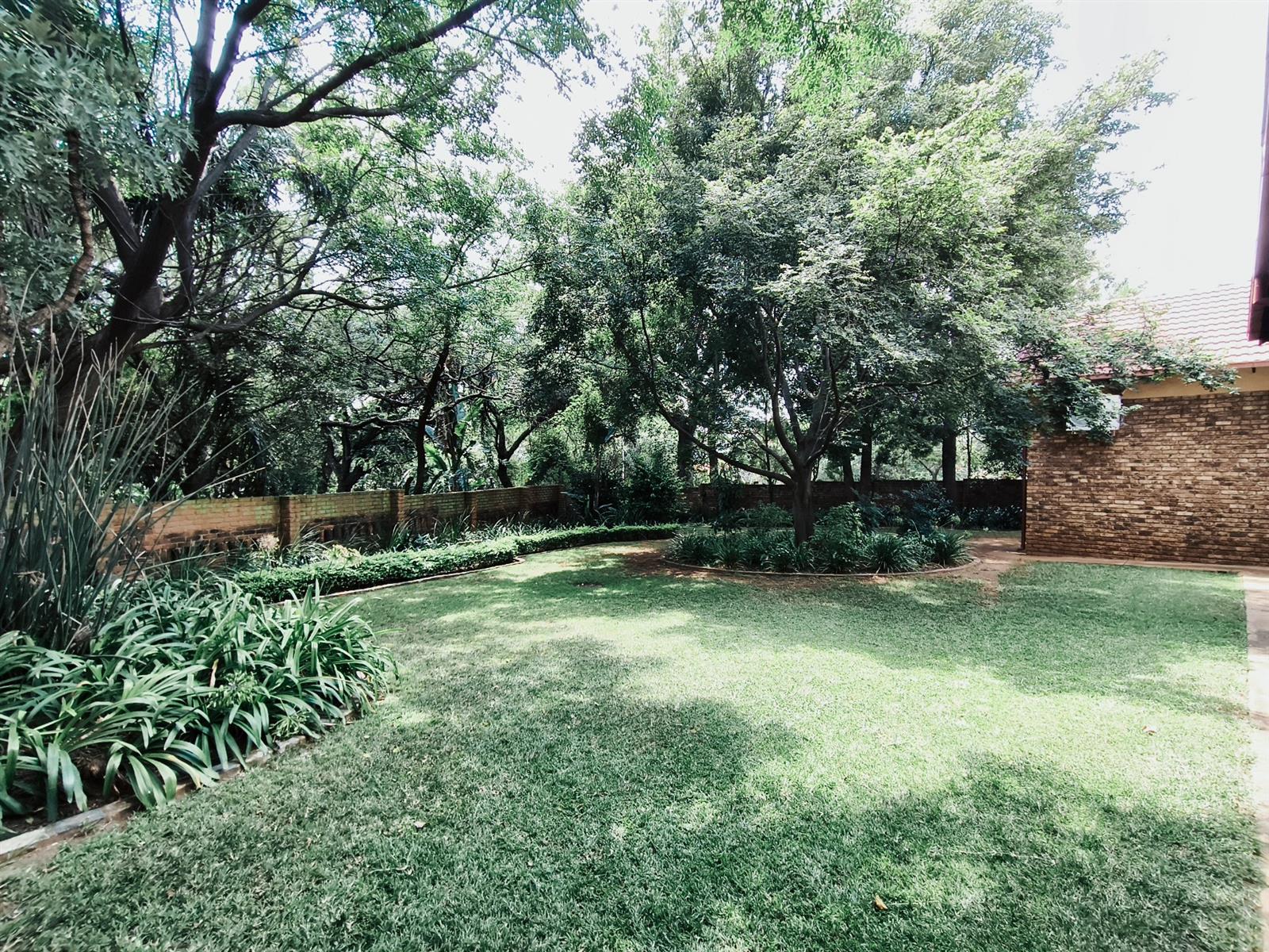 Spacious 4-Bedroom House on large corner stand in central position in Eldoraigne, Centurion
